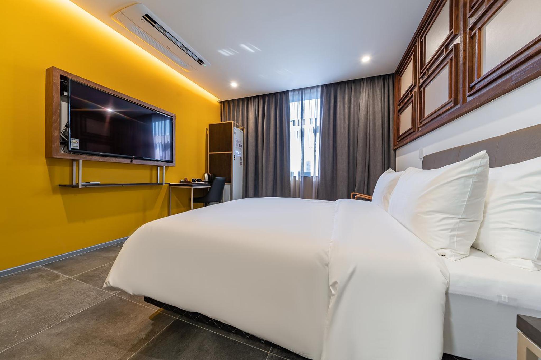 Large Double Room - Photo 3