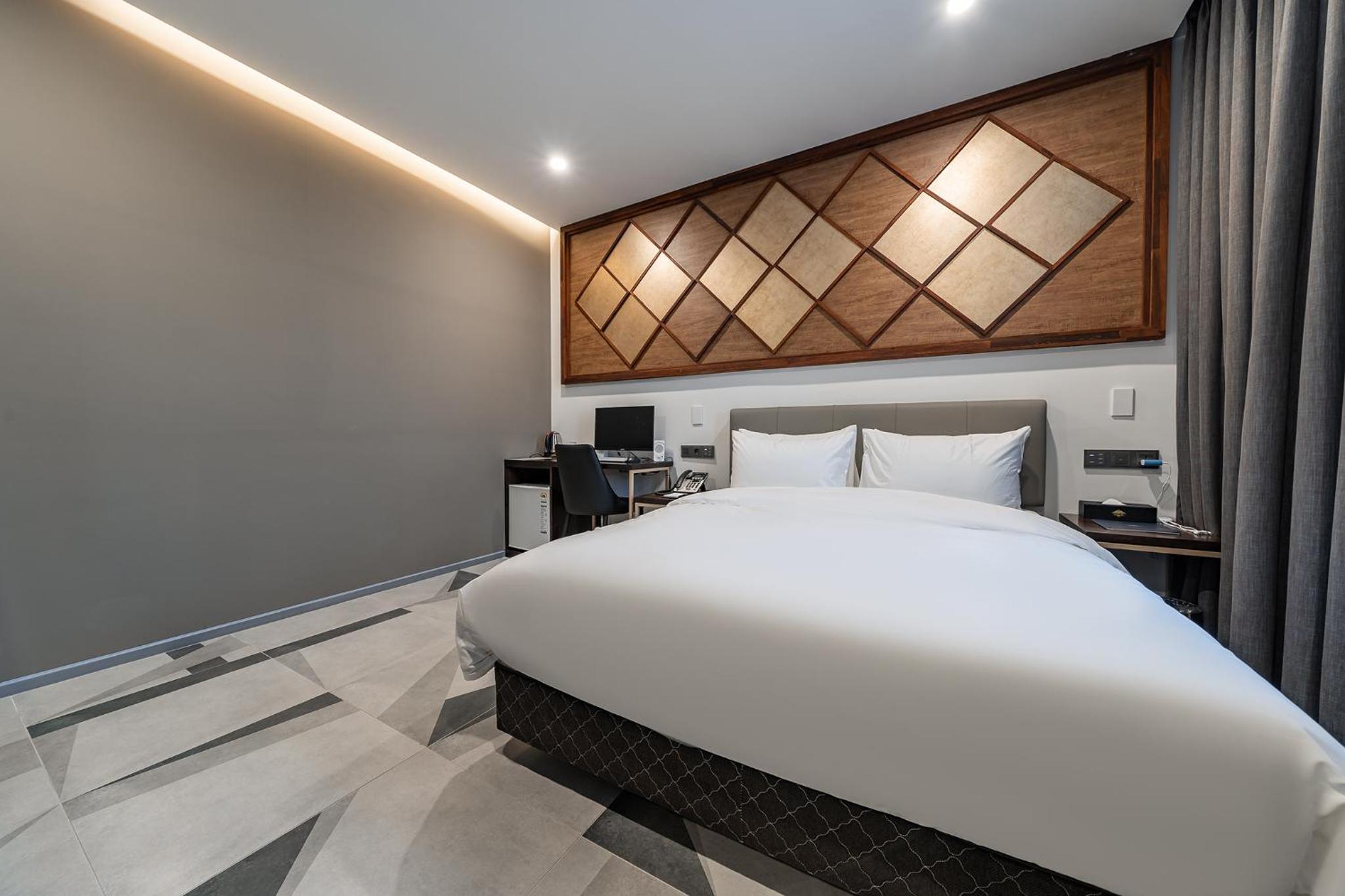 Large Double Room - Photo 8