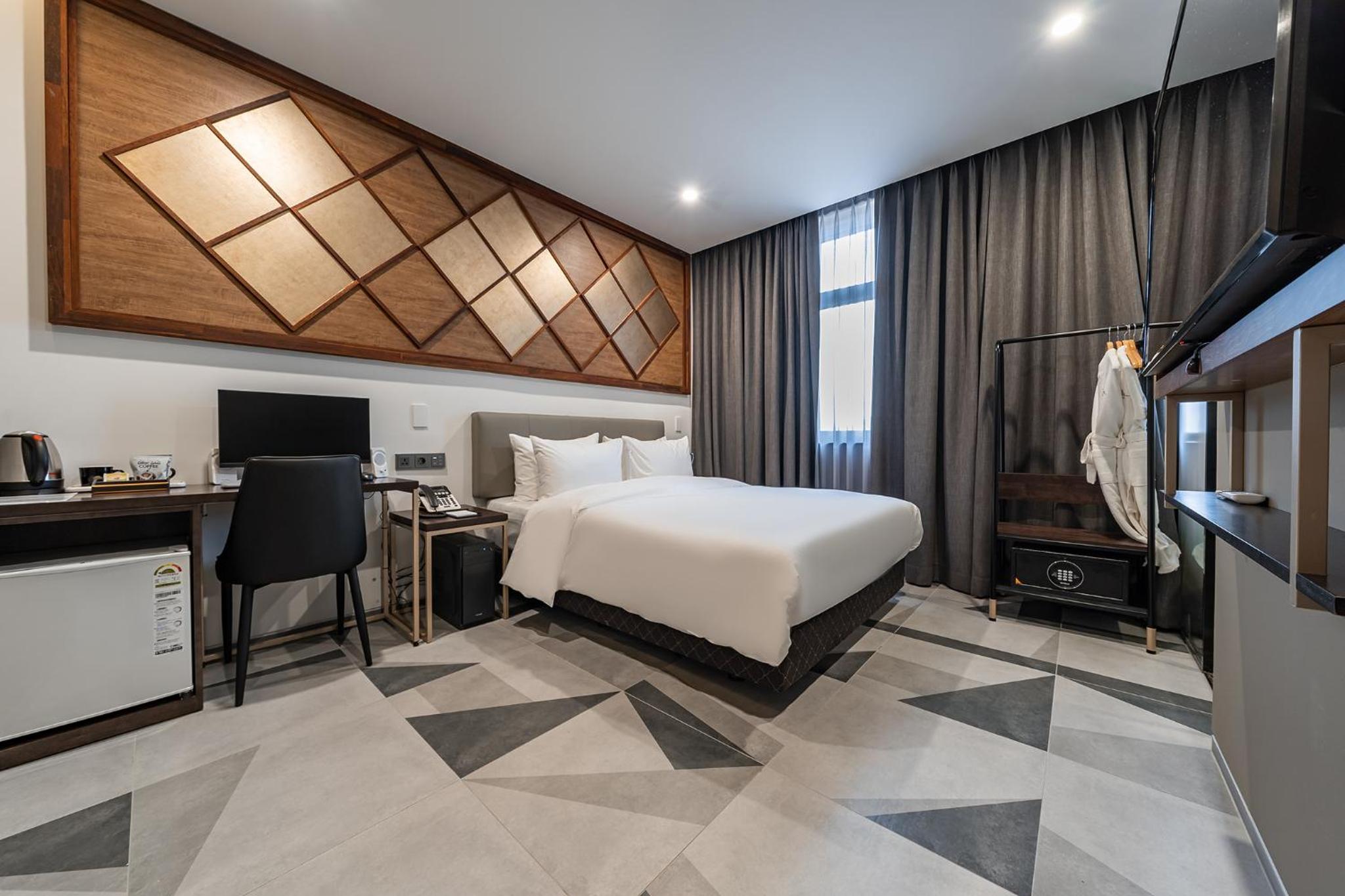 Large Double Room - Photo 1