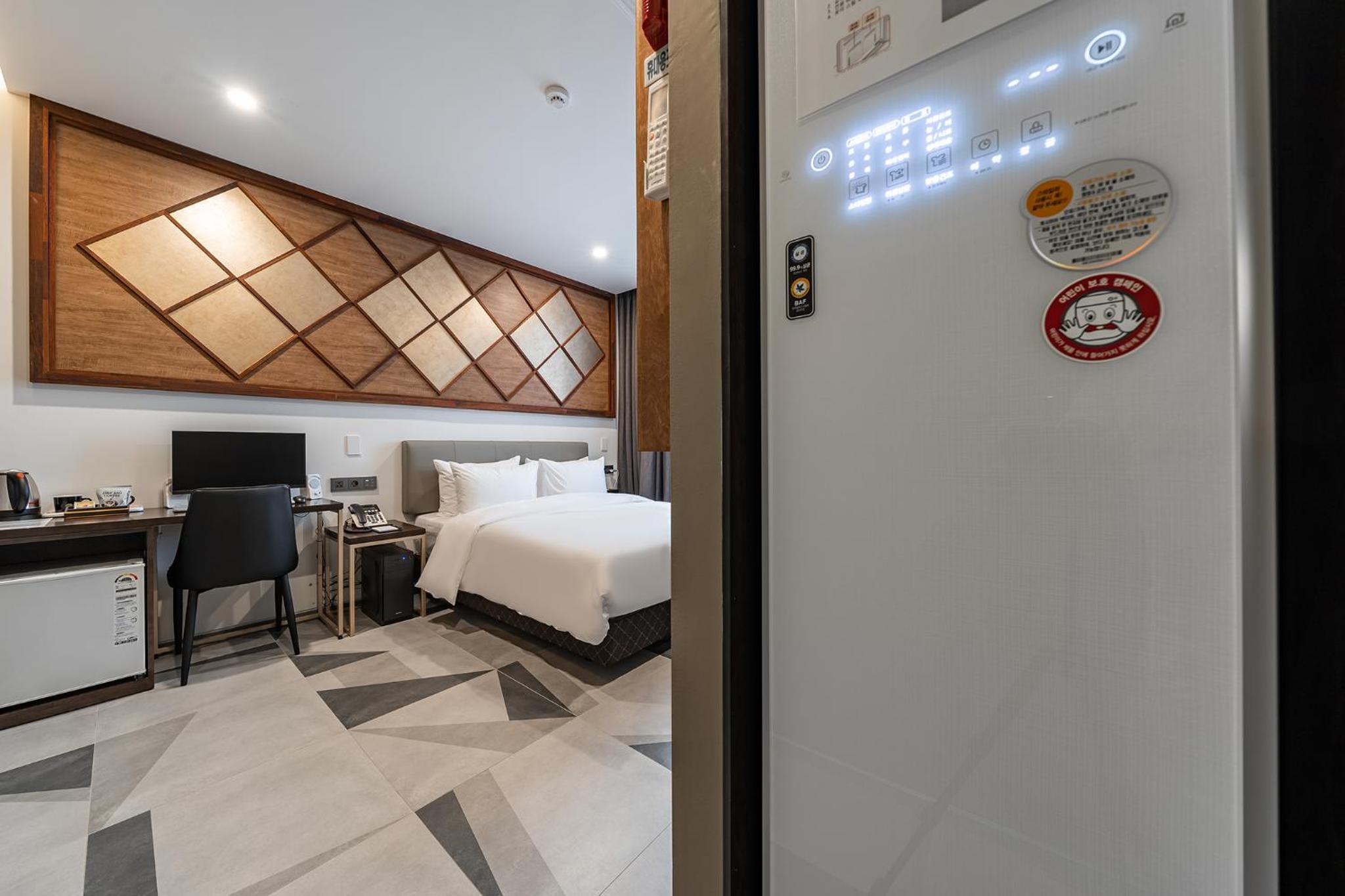 Large Double Room - Photo 10