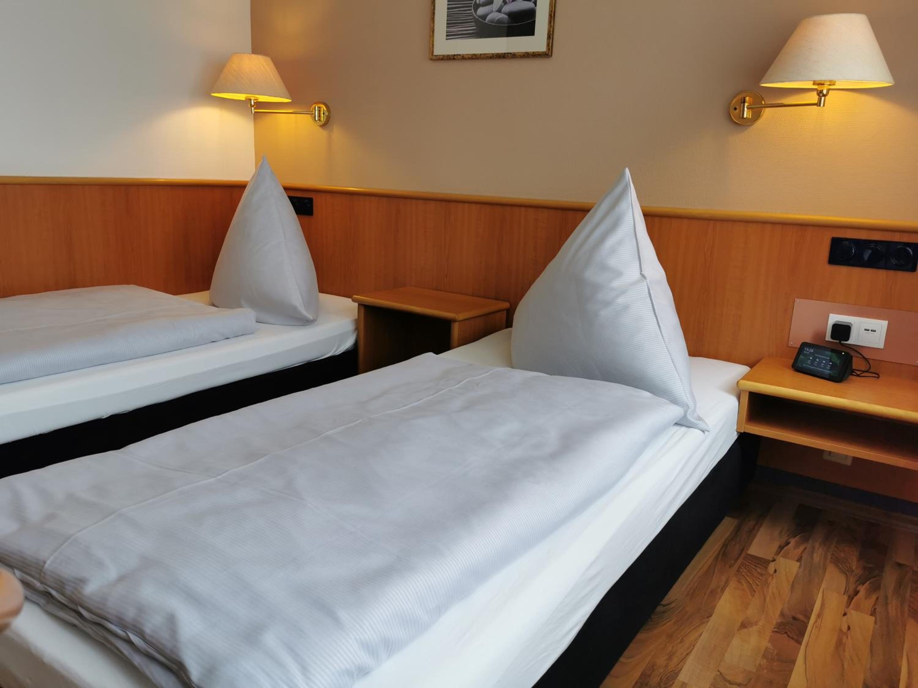 Standard Double Room - Photo 11