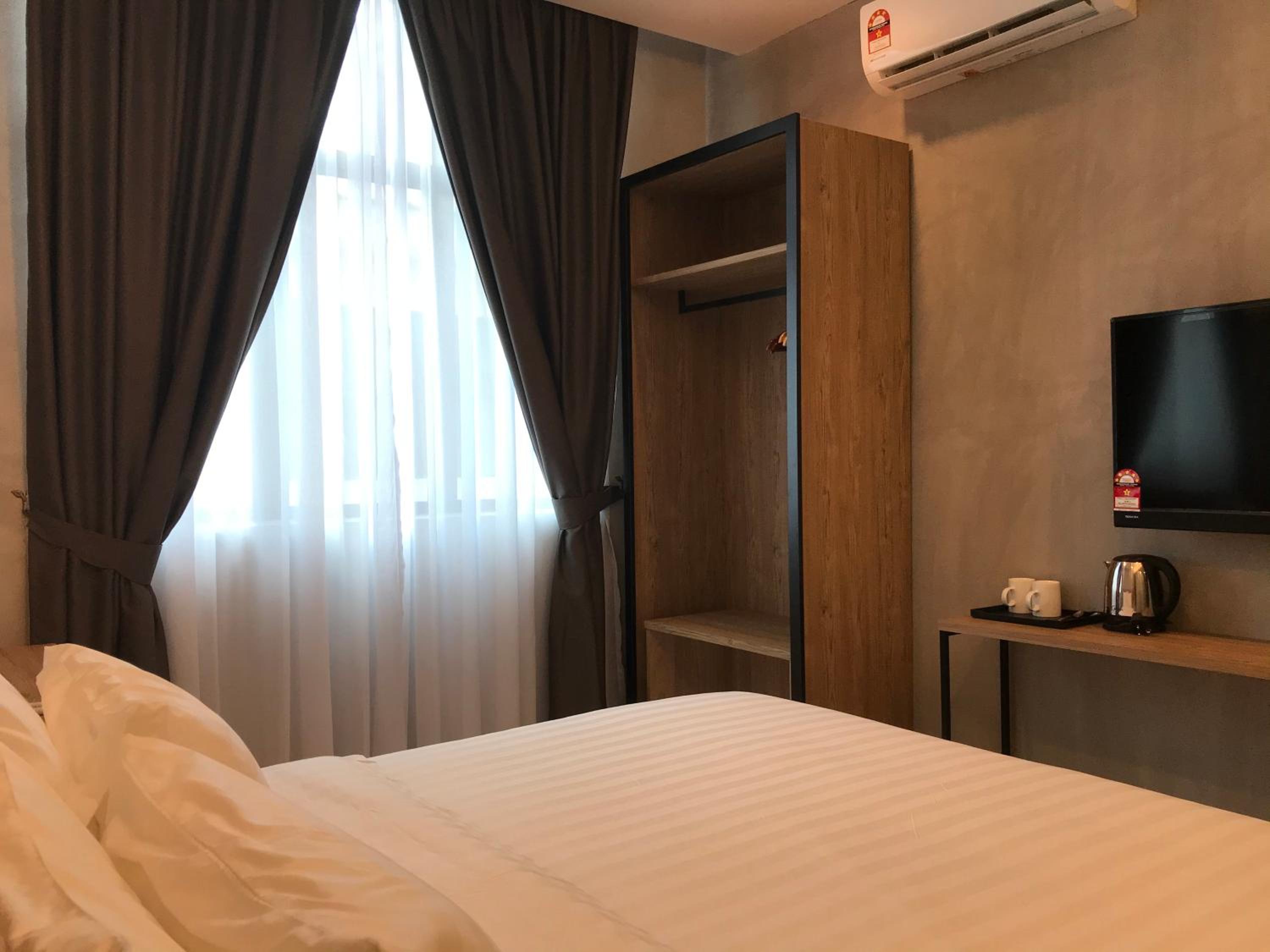 Standard King Room - Photo 7