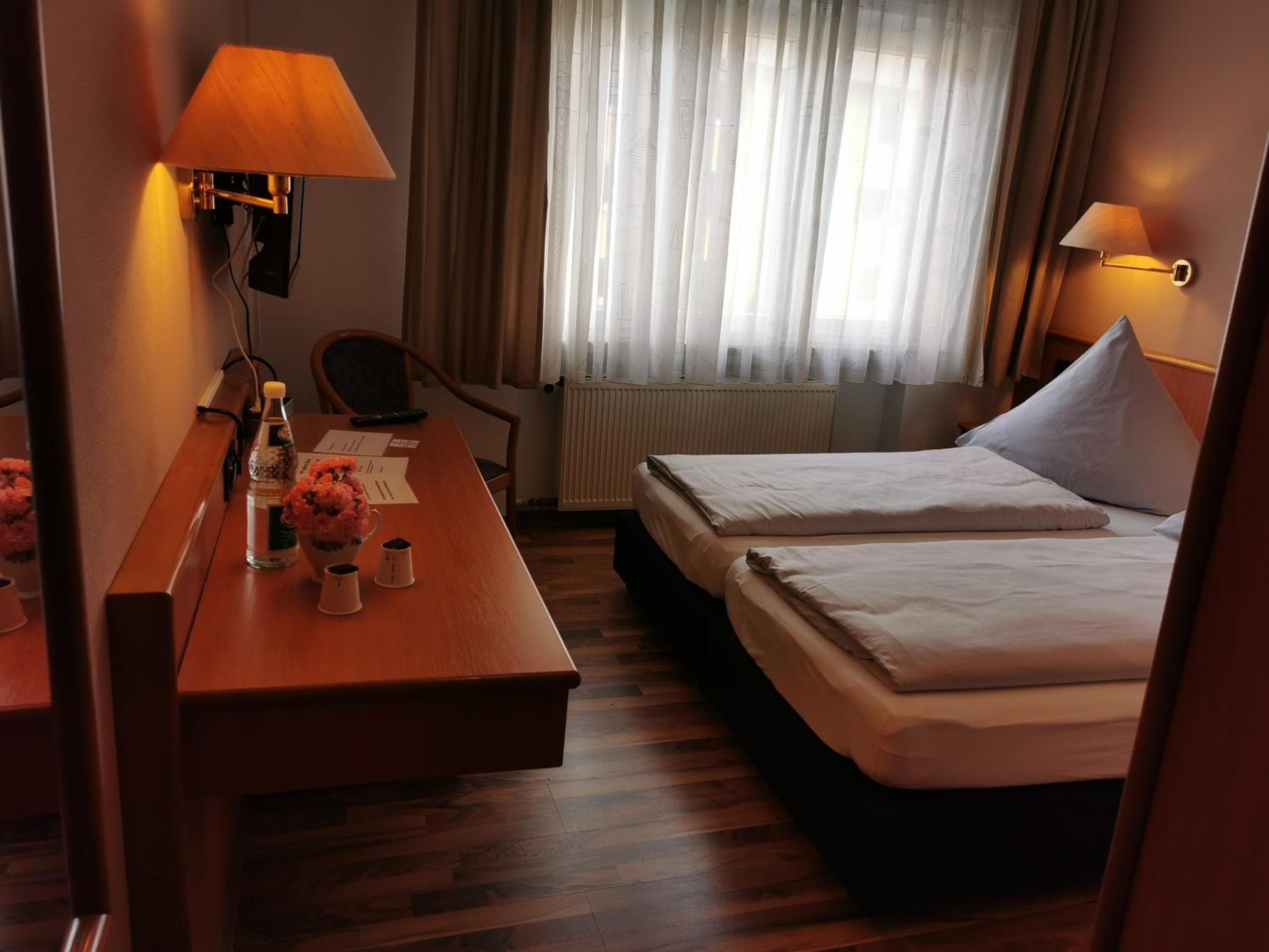 Standard Double Room - Photo 9