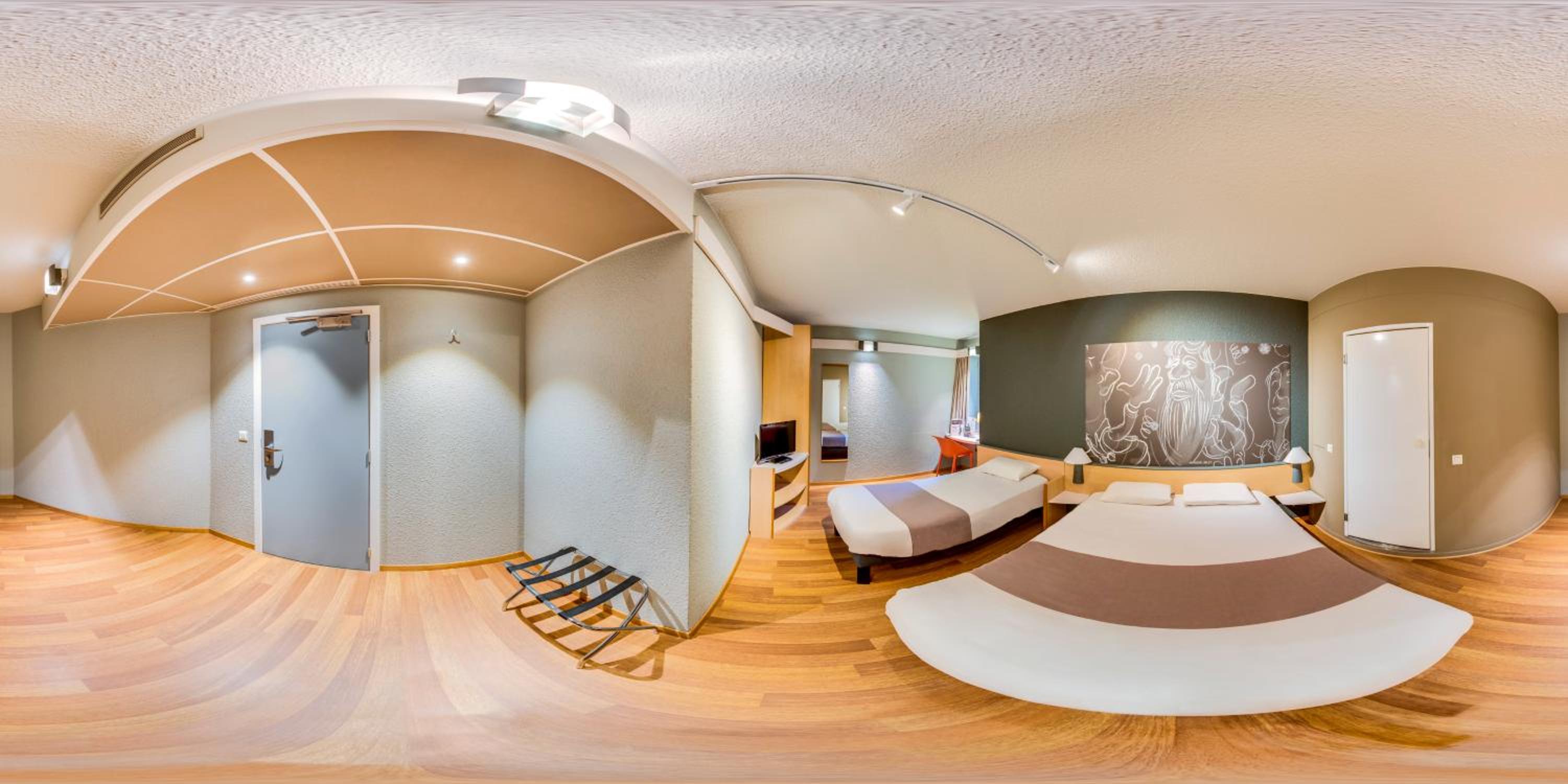 Superior Room with One Double Bed and One Single Bed - Photo 4