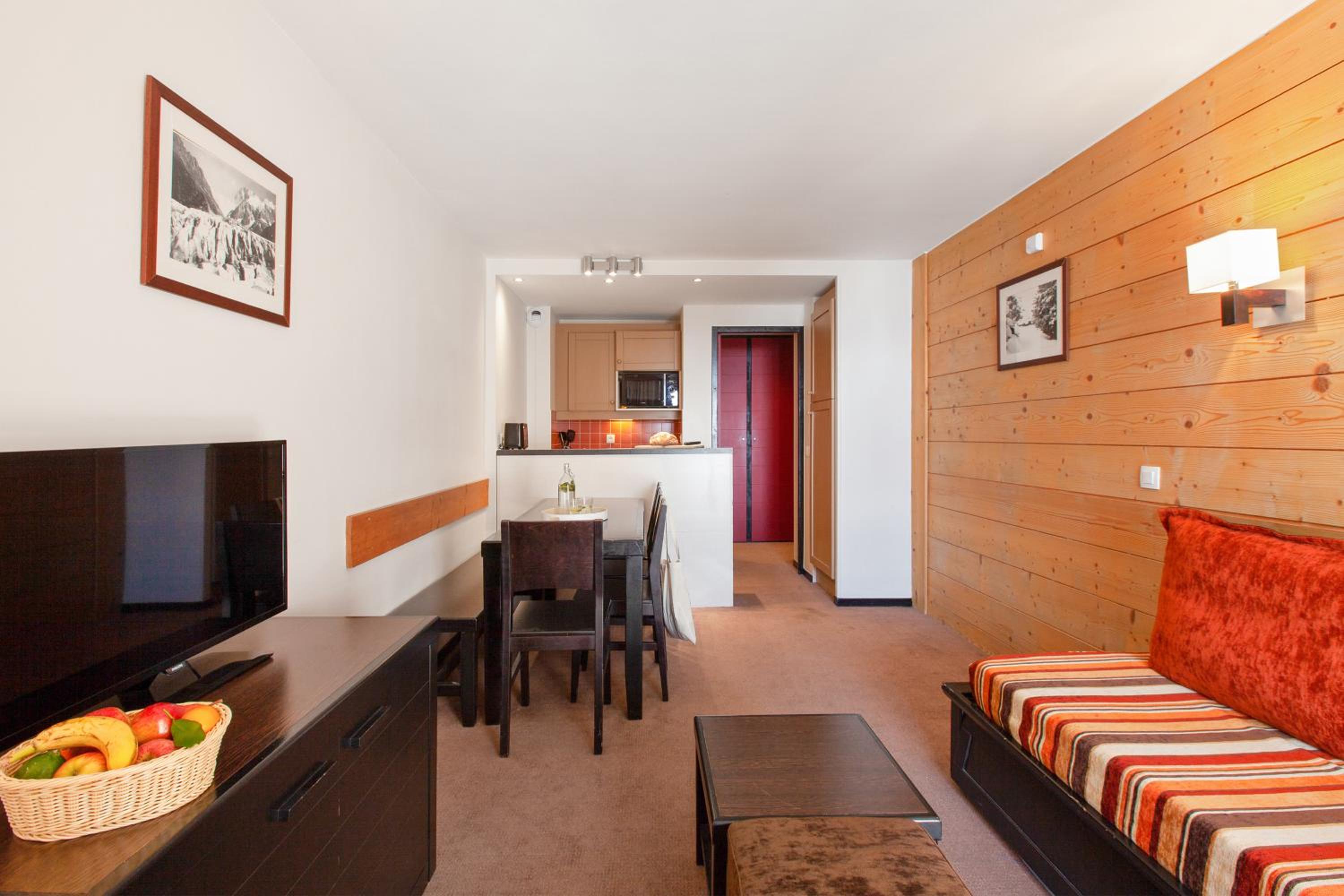 One-Bedroom Apartment with Sleeping Alcove (6 People)