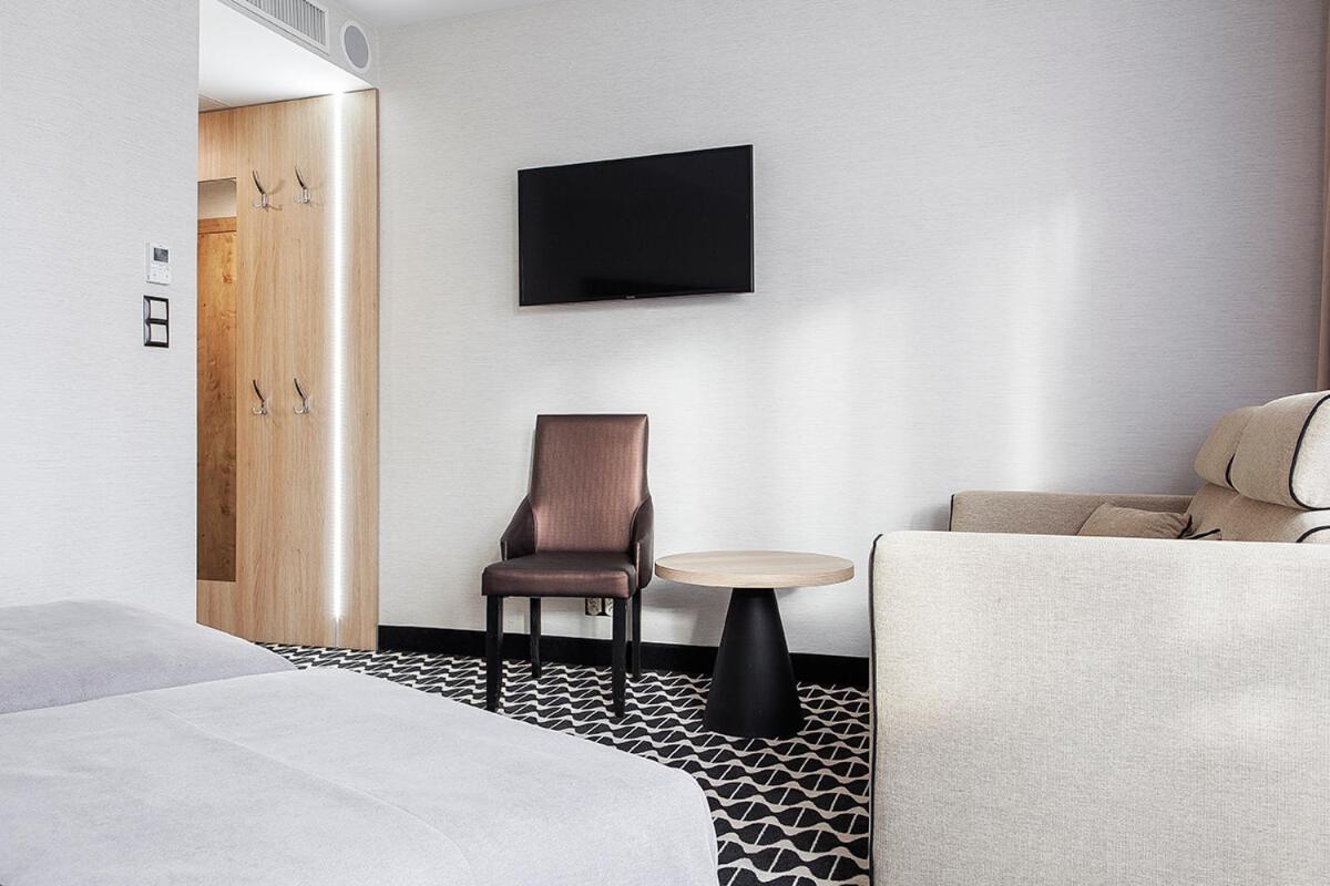 Large Premium Double or Twin Room - Photo 12