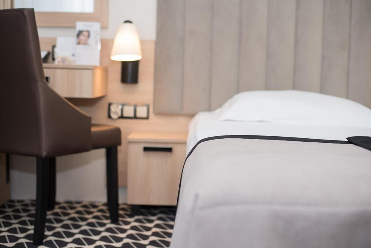 Large Premium Double or Twin Room - Photo 7