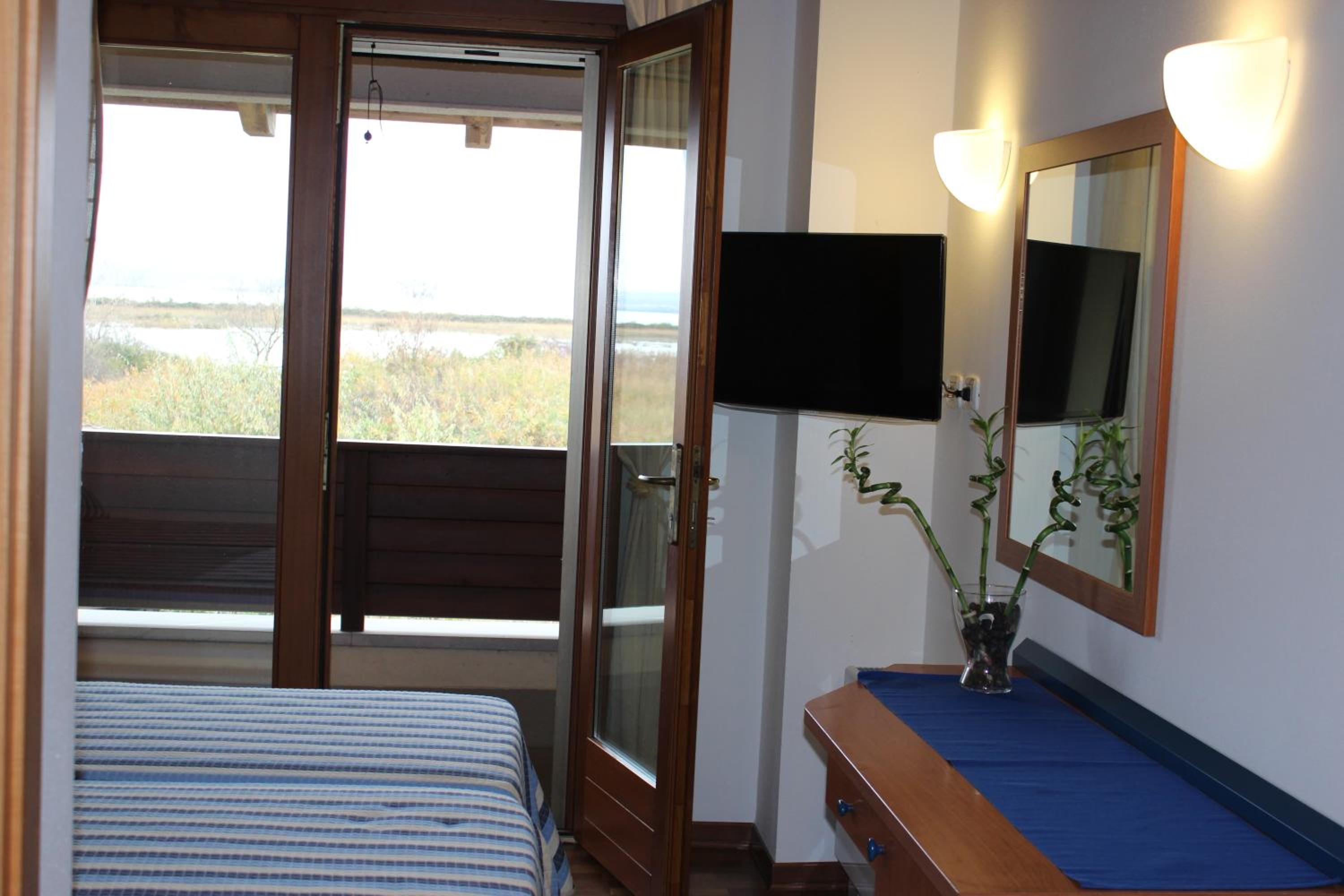 Double or Twin Room with Balcony - Photo 2