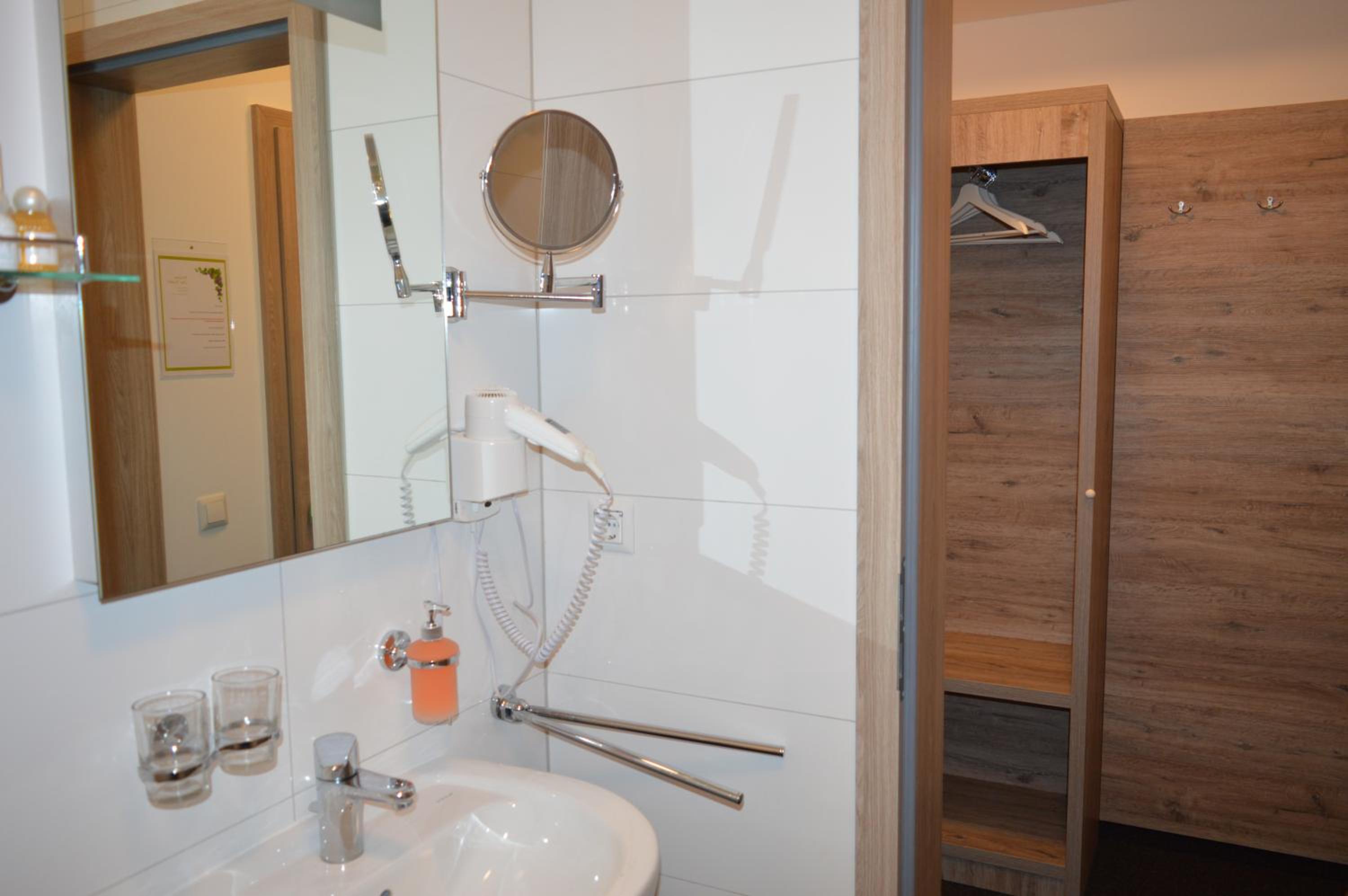 Twin Room with Private Bathroom photo 3