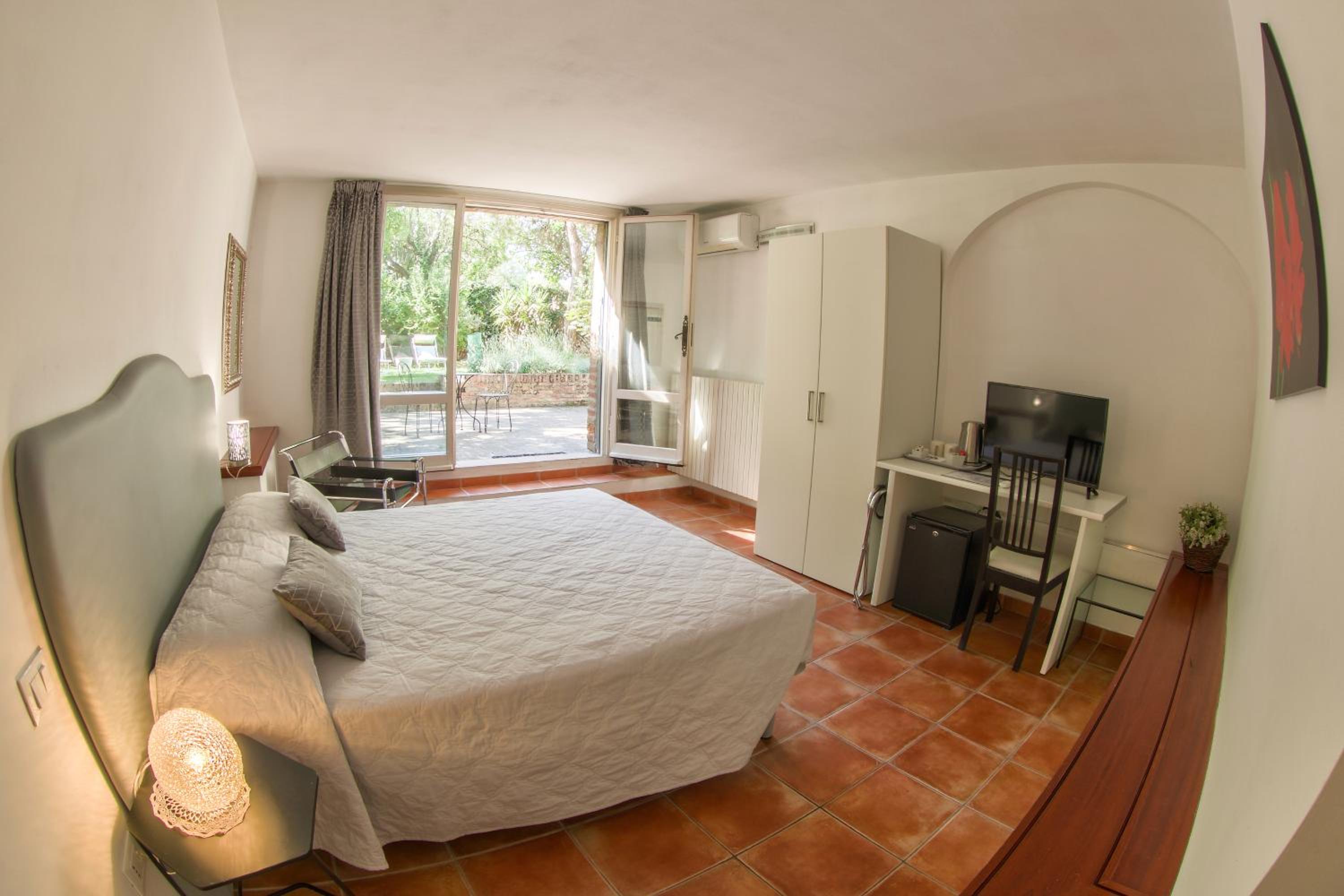 Large Double or Twin Room photo 1