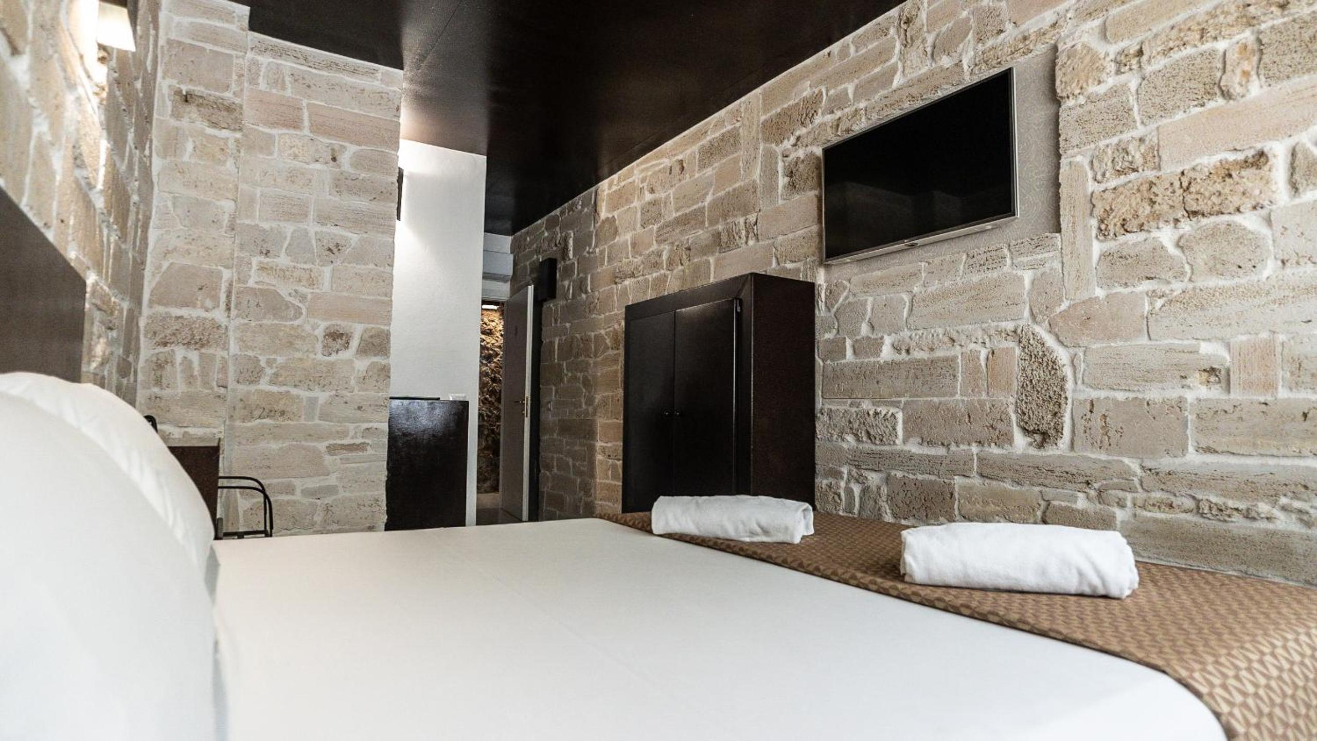 Deluxe Room - Photo 10