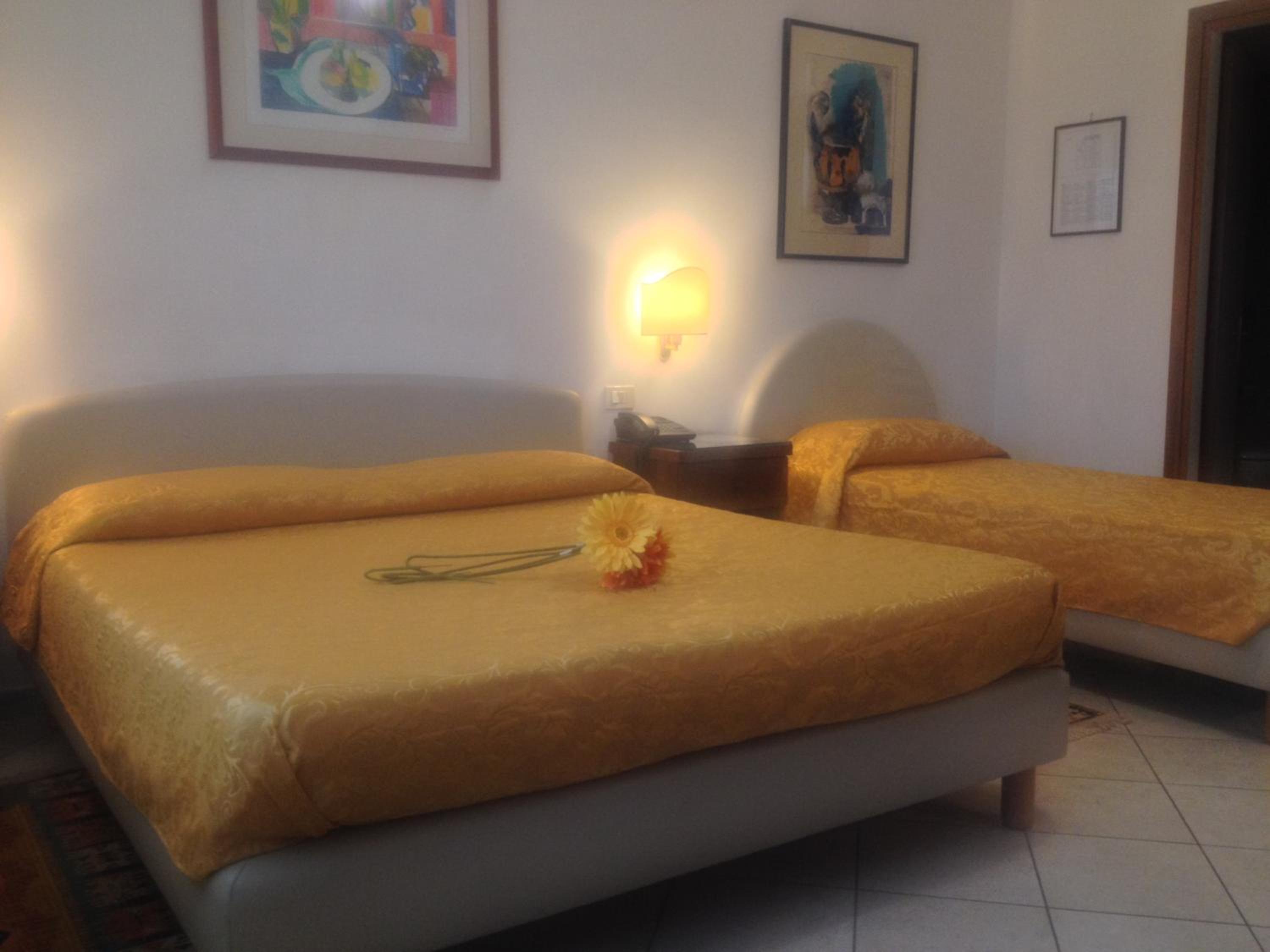 Economy Triple Room with Canal View - Photo 4