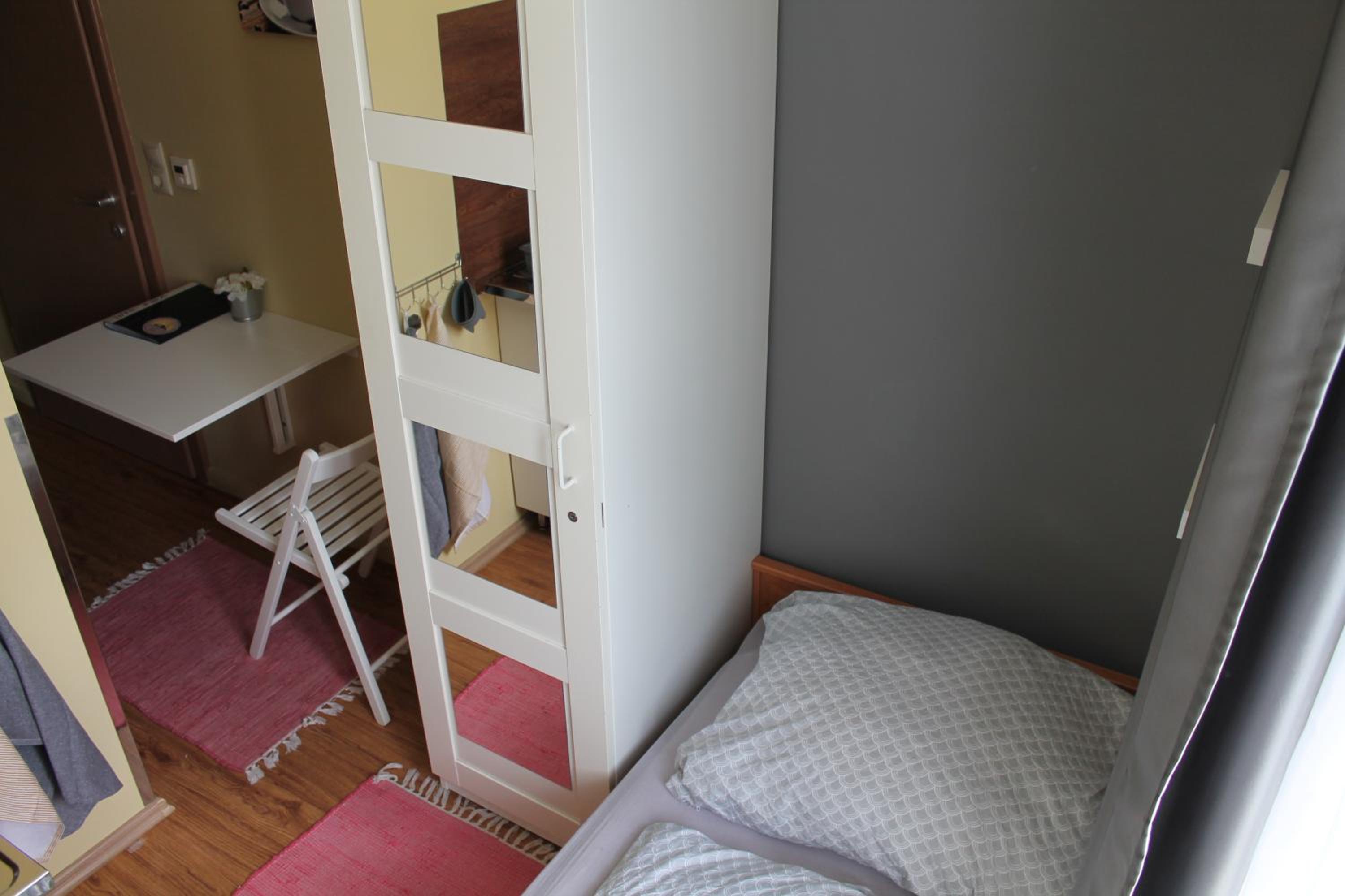 Small Single Room with bathroom photo 1
