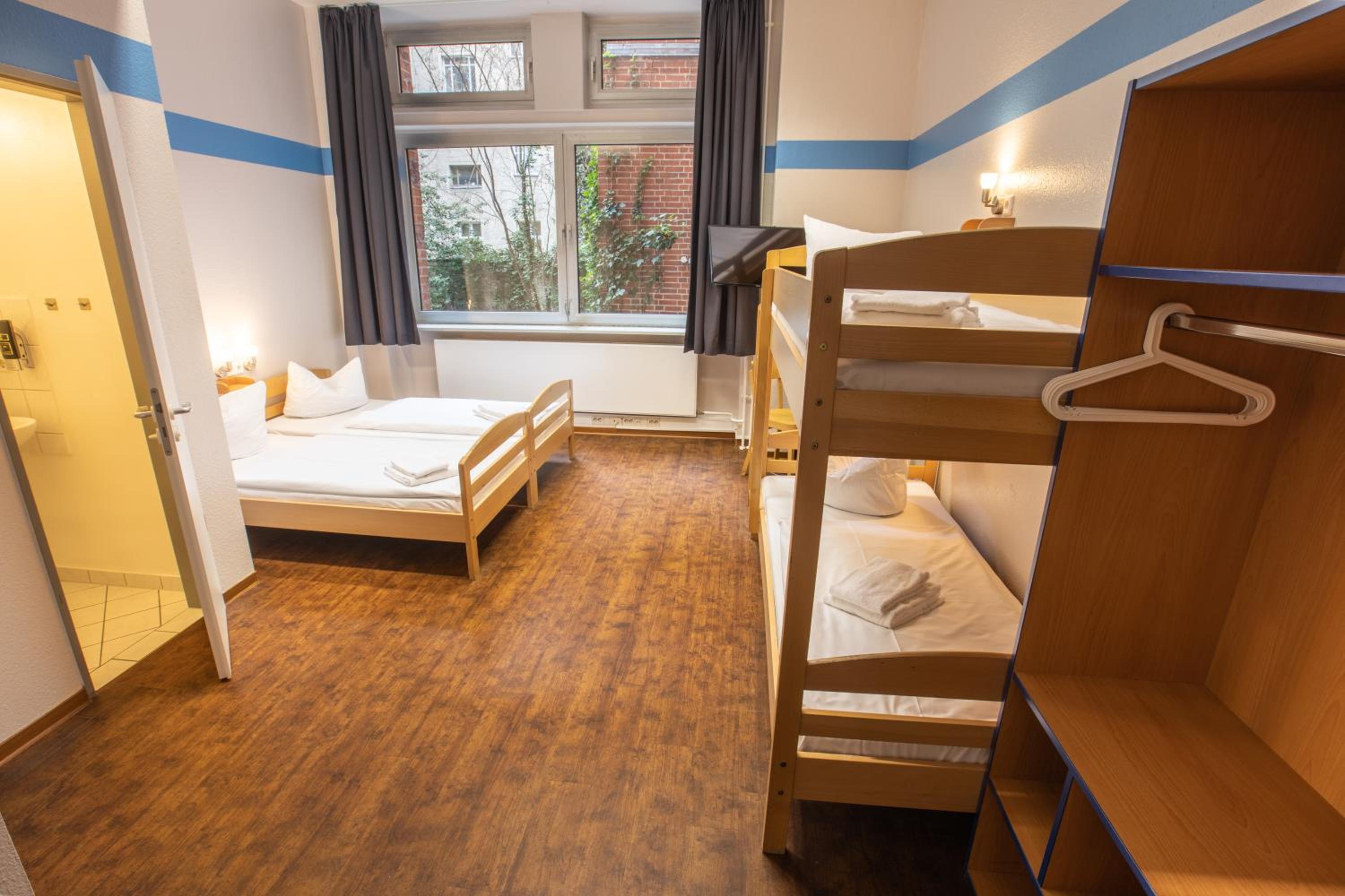Budget Four-Bed Room - Photo 6