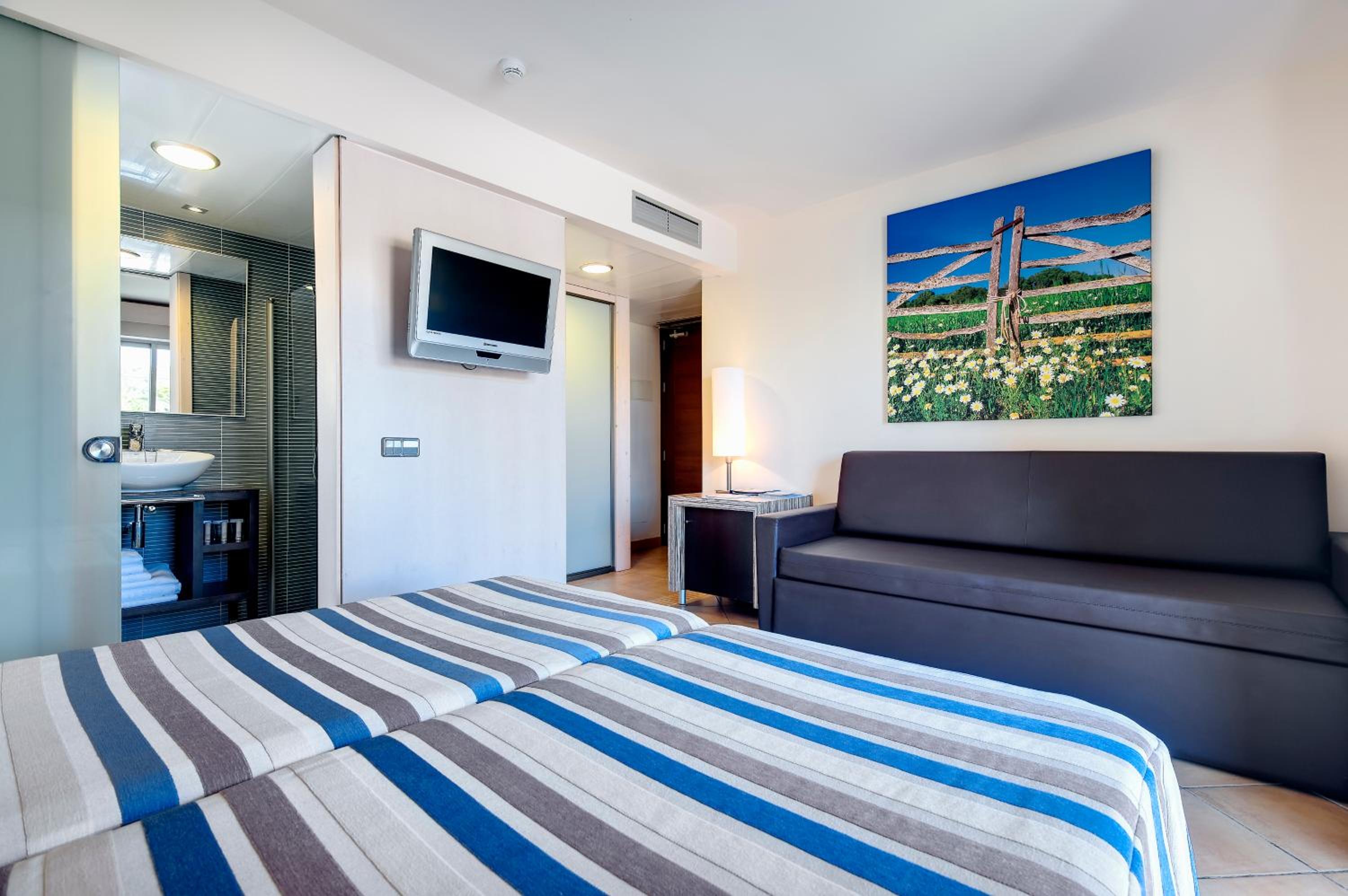 Deluxe Room (2 Adults + 1 Child)