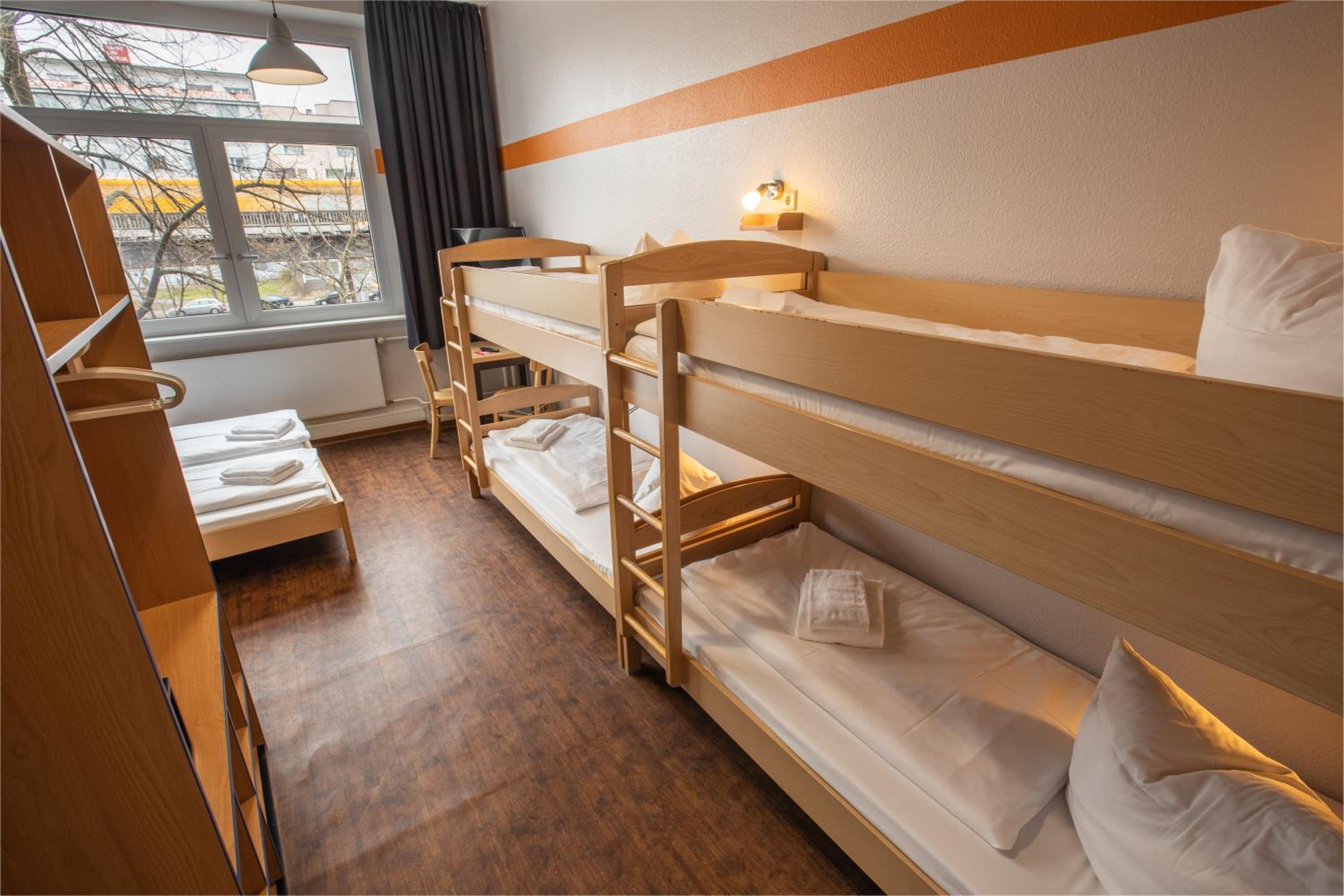 Standard Six-Bed Room - Photo 8