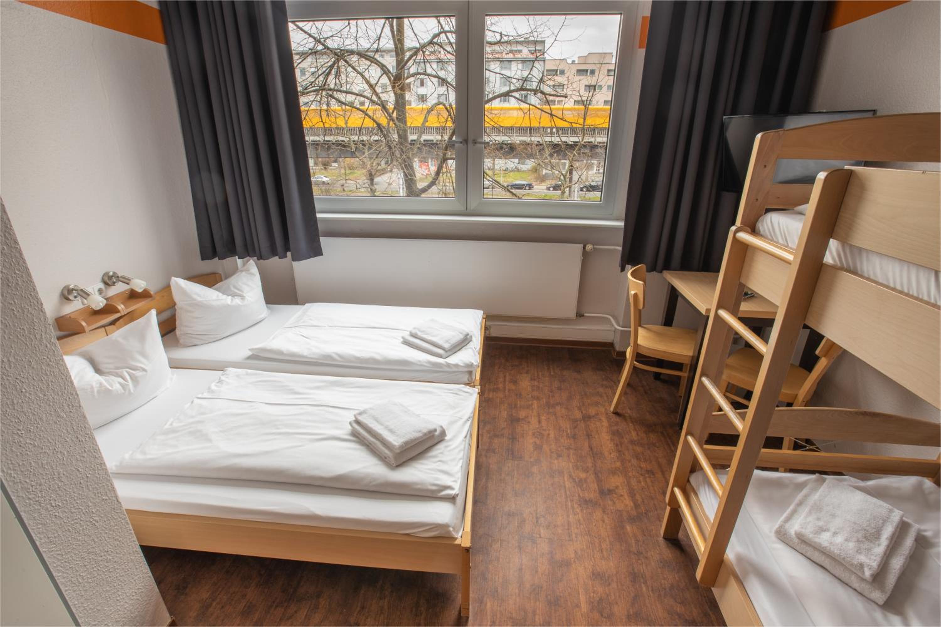 Standard Six-Bed Room - Photo 9