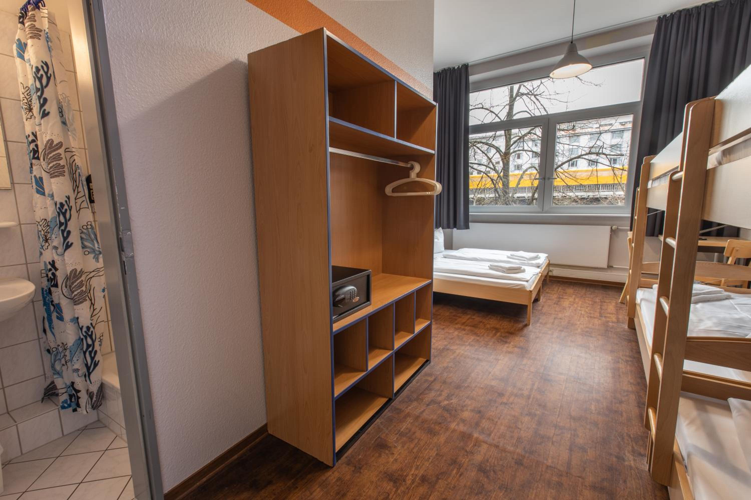 Standard Six-Bed Room - Photo 10