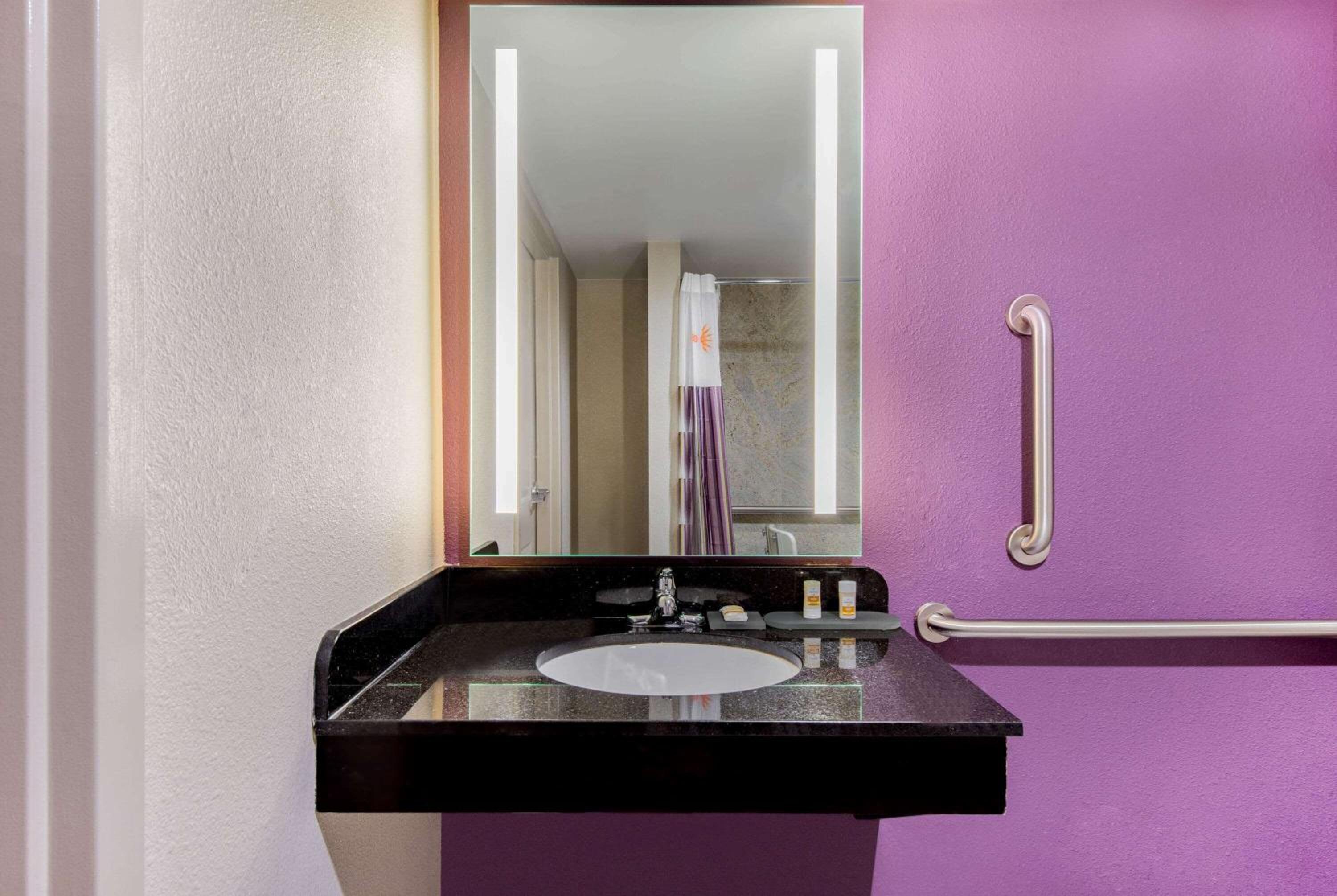 King Room - Disability Access - Photo 7
