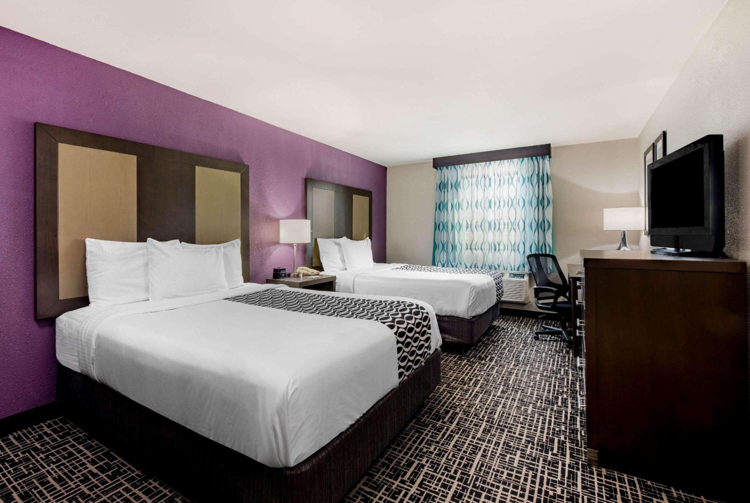 Deluxe Queen Room with Two Queen Beds - Photo 3