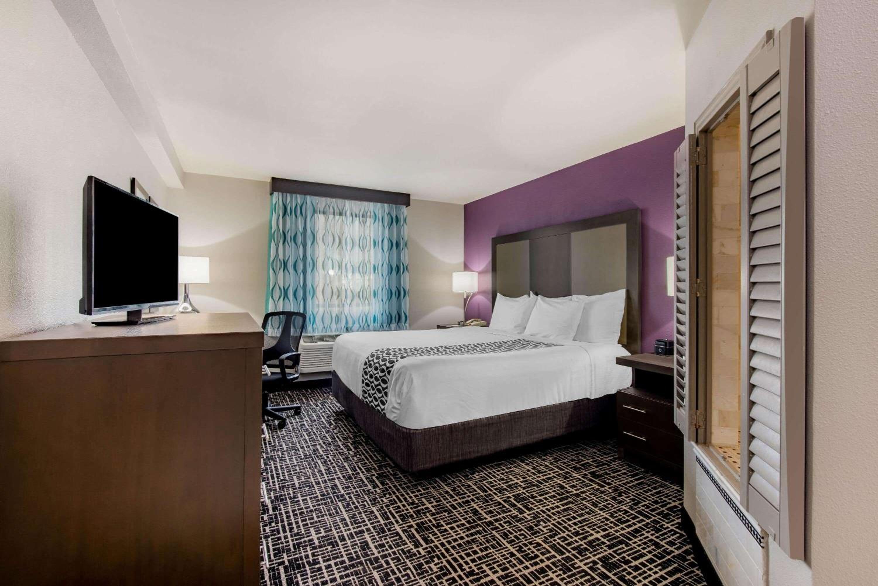 Deluxe King Room - Non-Smoking - Photo 12