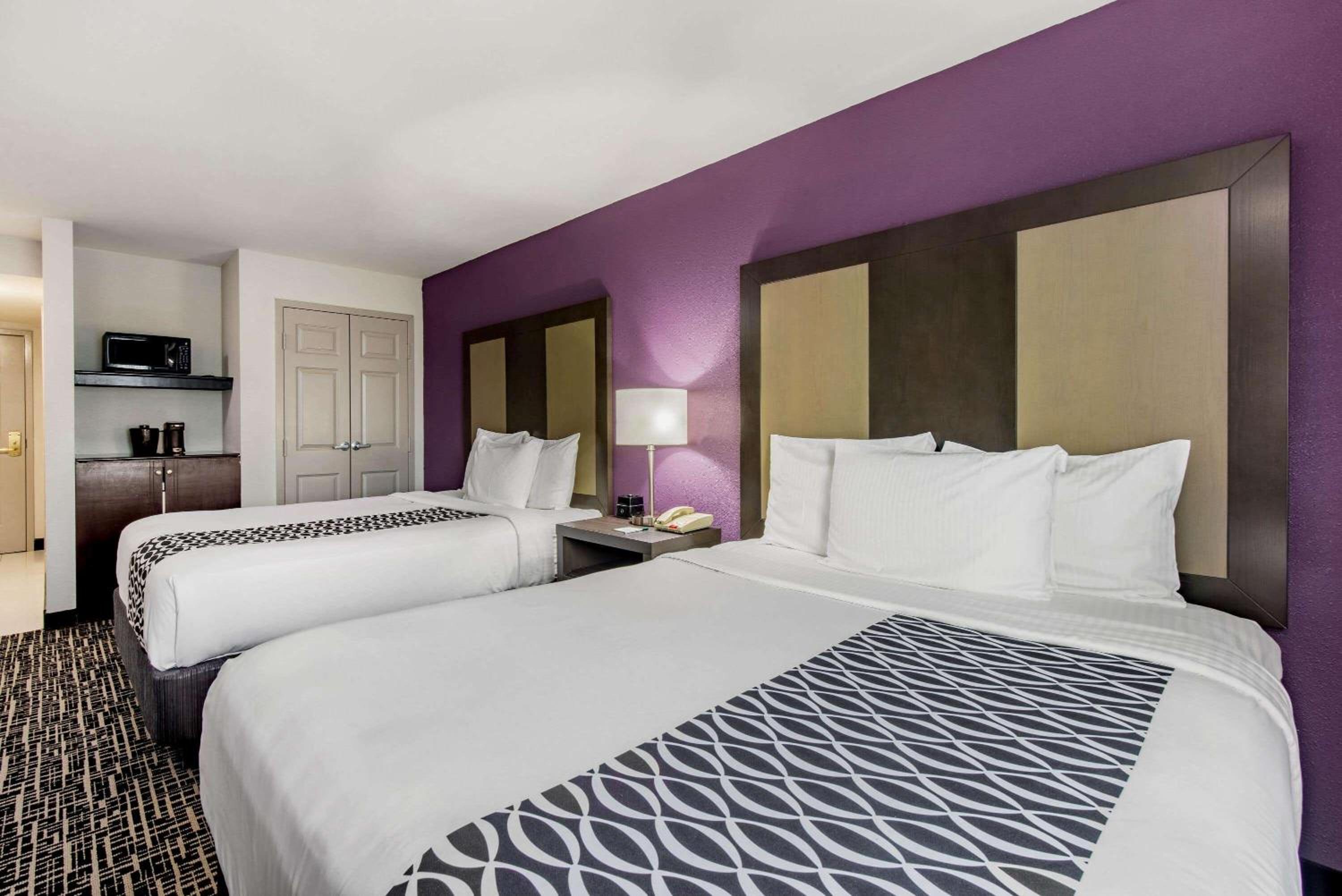Deluxe Queen Room with Two Queen Beds - Photo 4