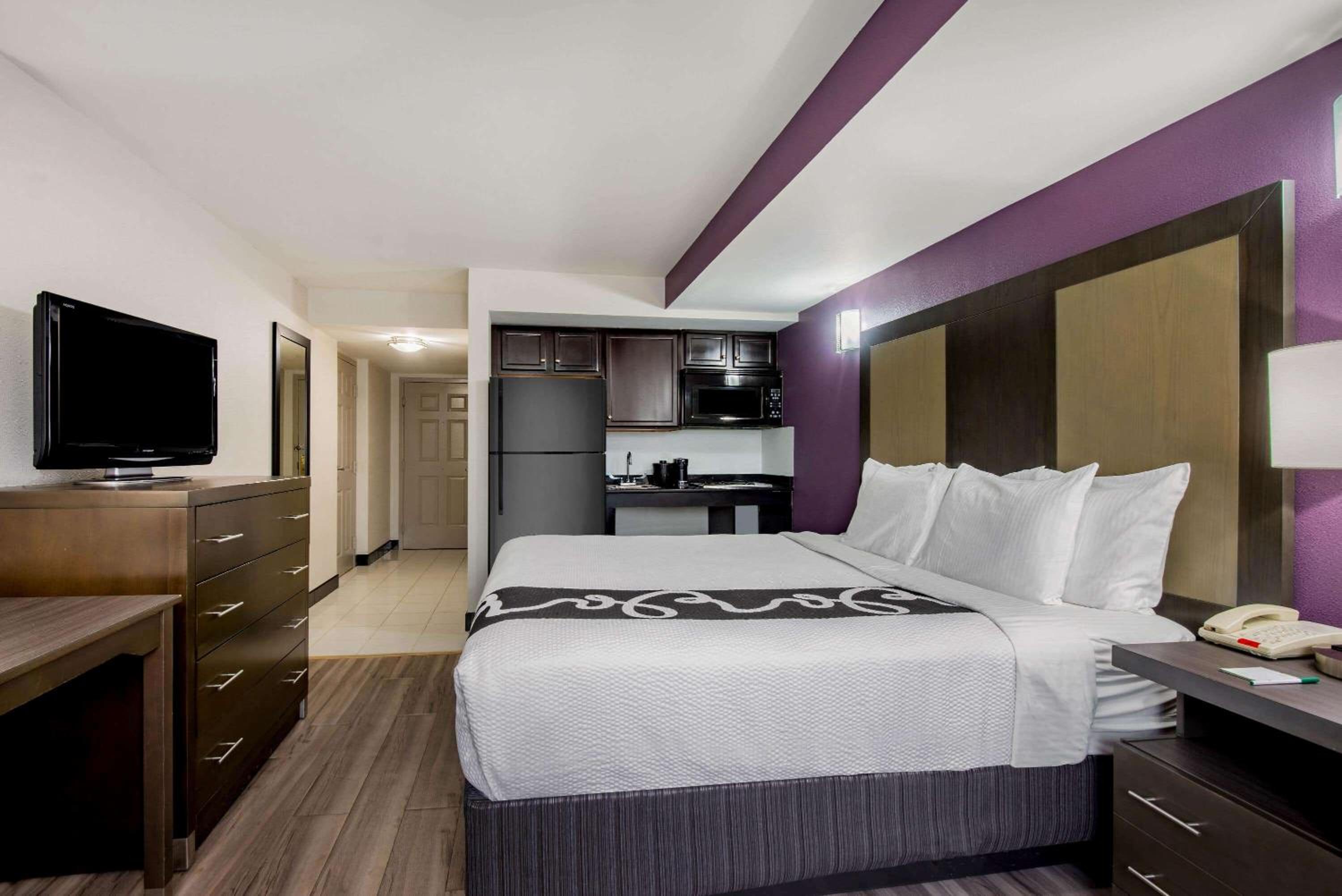Deluxe King Room - Mobility Access/Non-Smoking - Photo 13