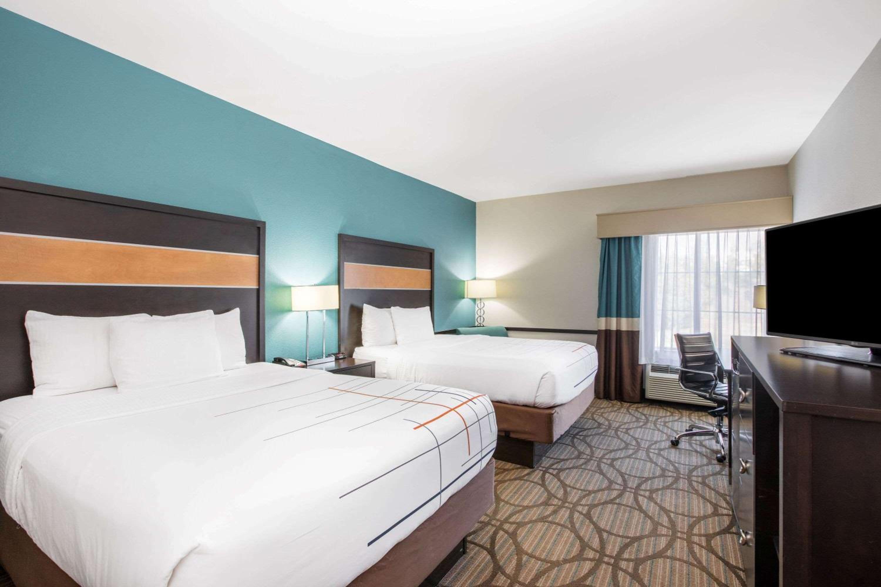 Queen Room With Two Queen Beds - Disability Access photo 2