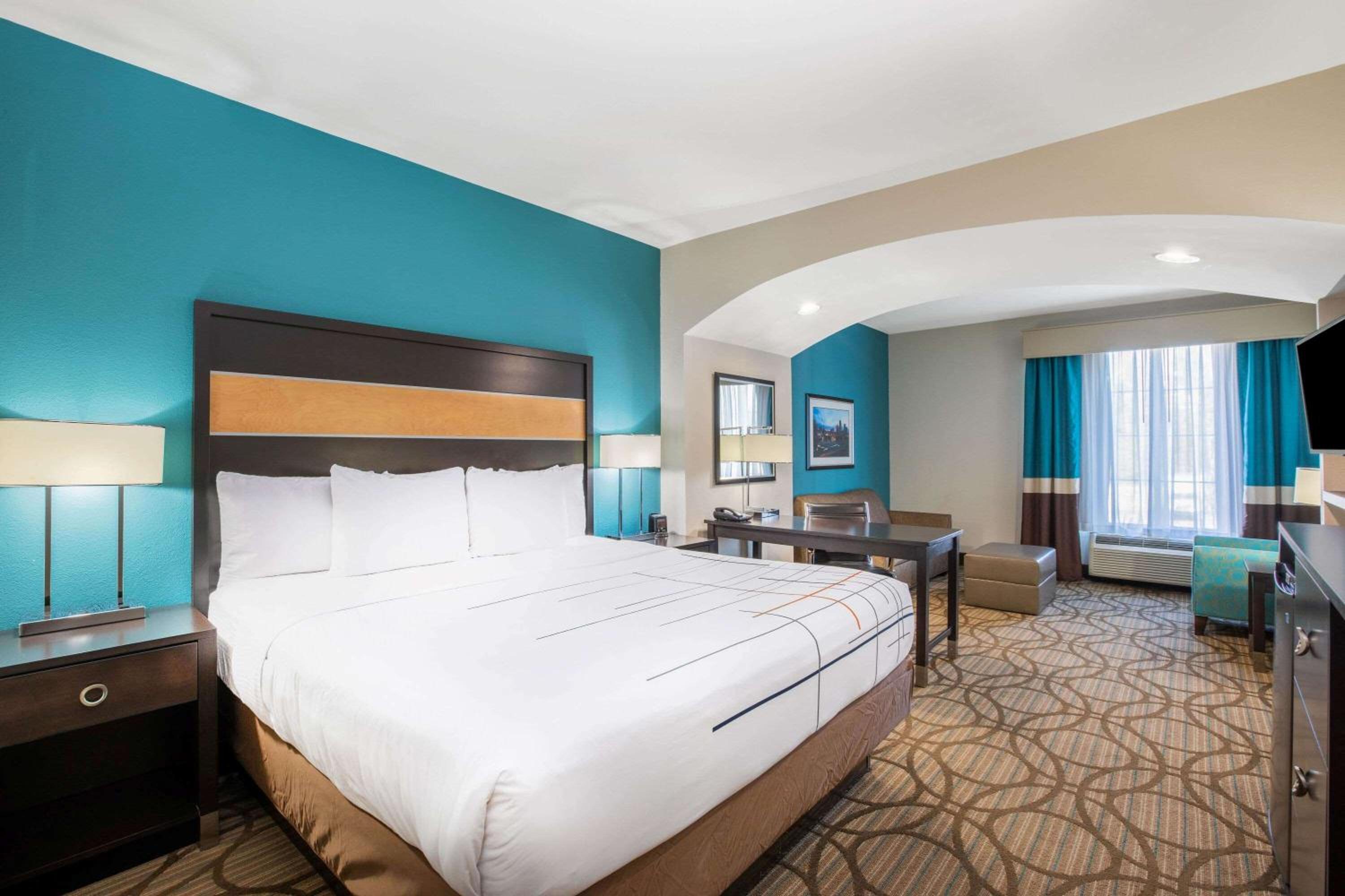 Deluxe King Suite With Mobility/Hearing Impaired Access - Non-Smoking