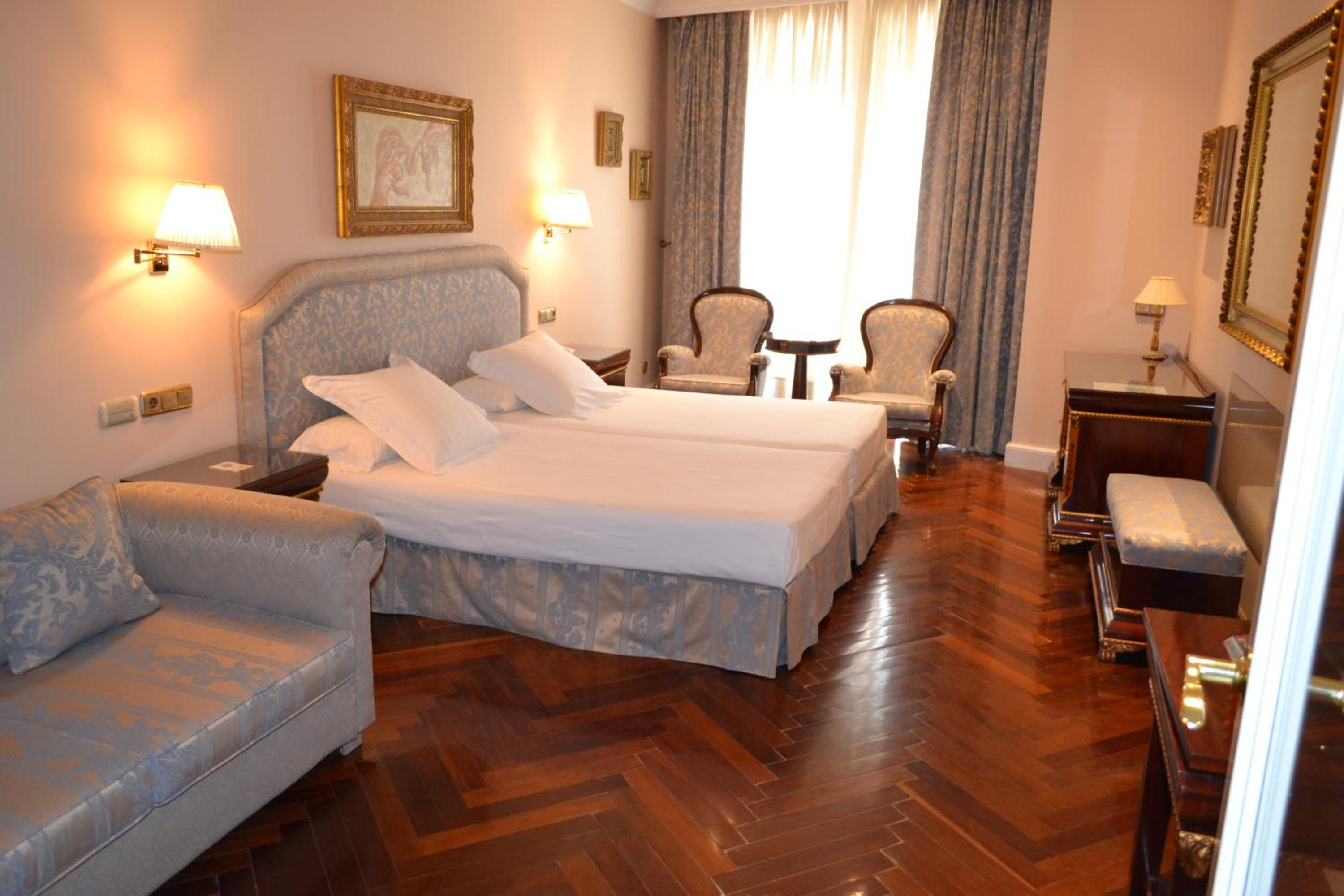 Habitación Doble con Sofá Cama (2 Adultos + 1 Niño)