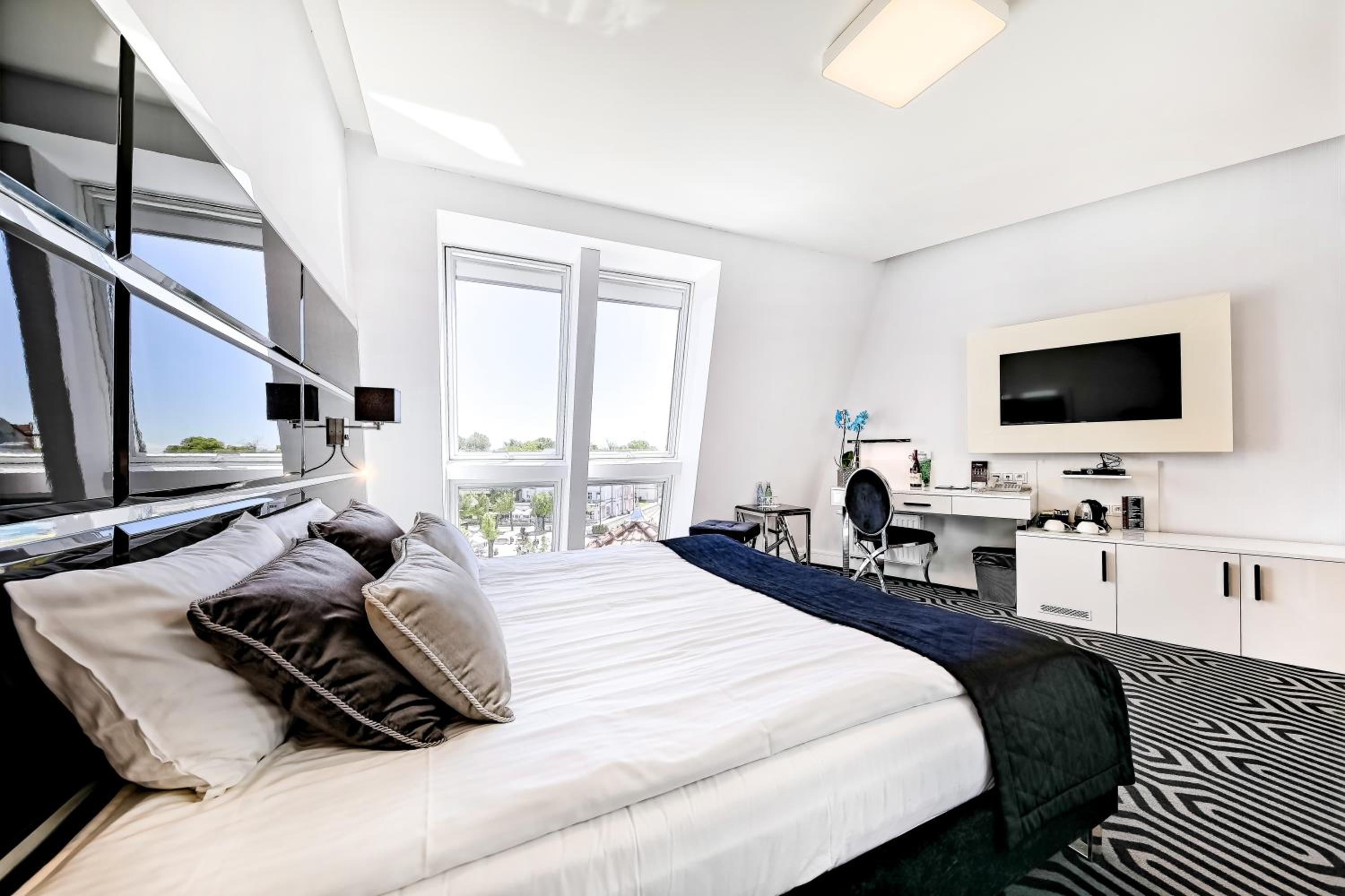 Deluxe Premium Double Room - Photo 7