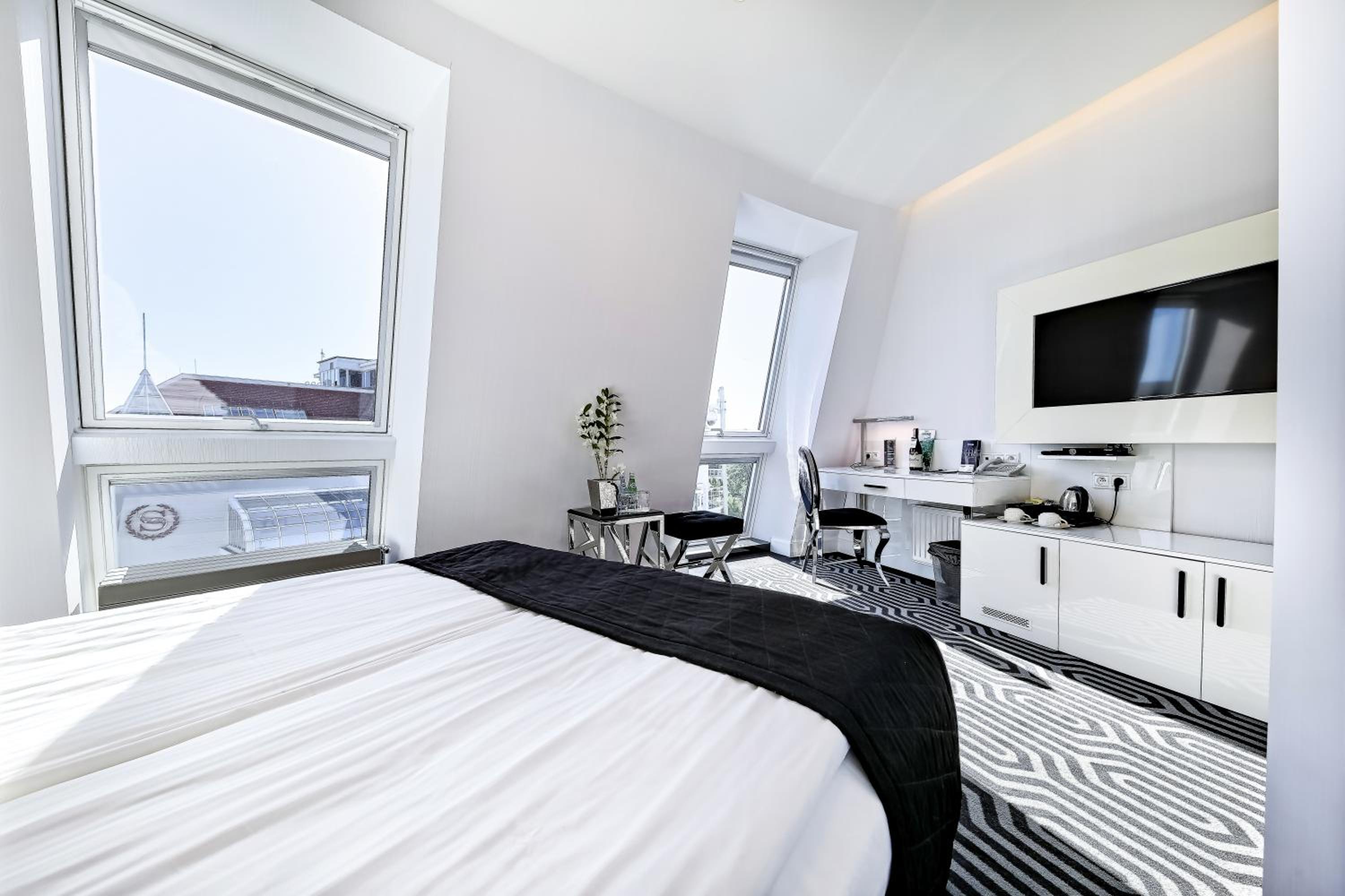 Deluxe Premium Double Room - Photo 2