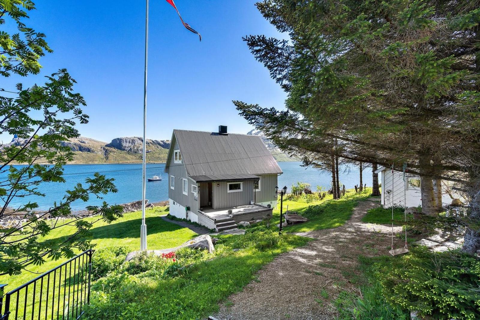 Three-Bedroom House photo 2
