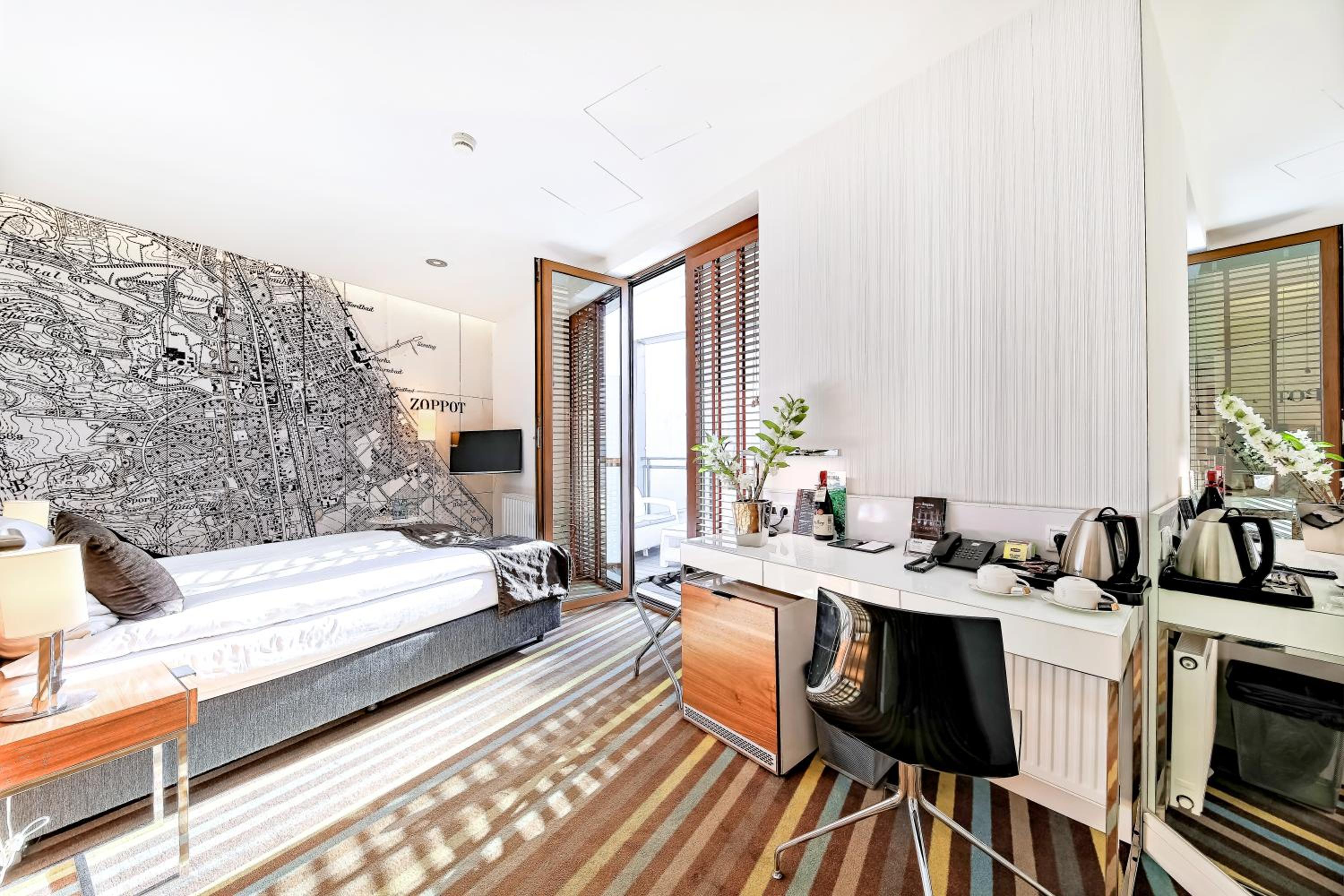 Classic Double Room with Terrace and Courtyard View - Photo 11