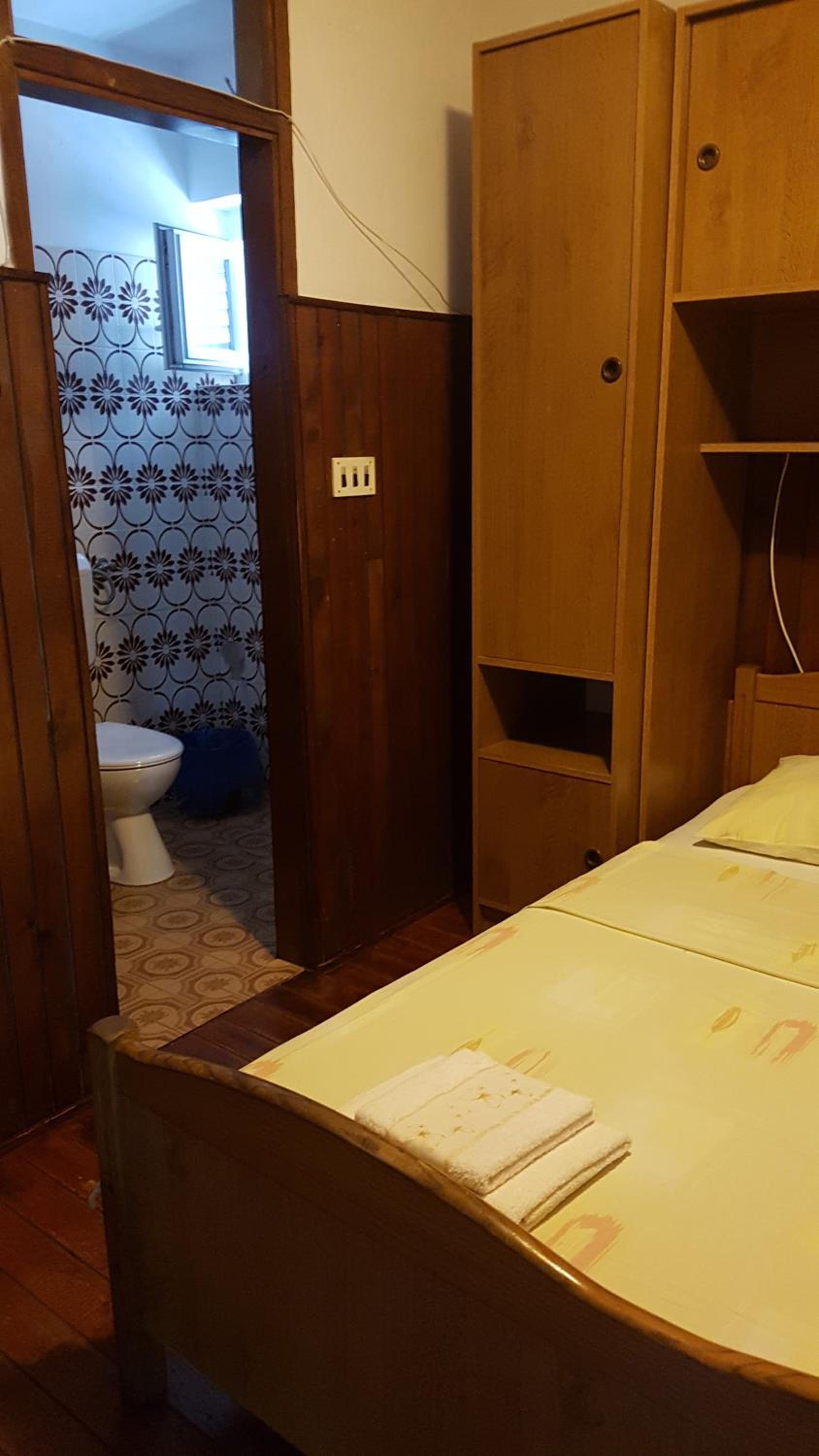 Double or Twin Room with Private Bathroom - Photo 4