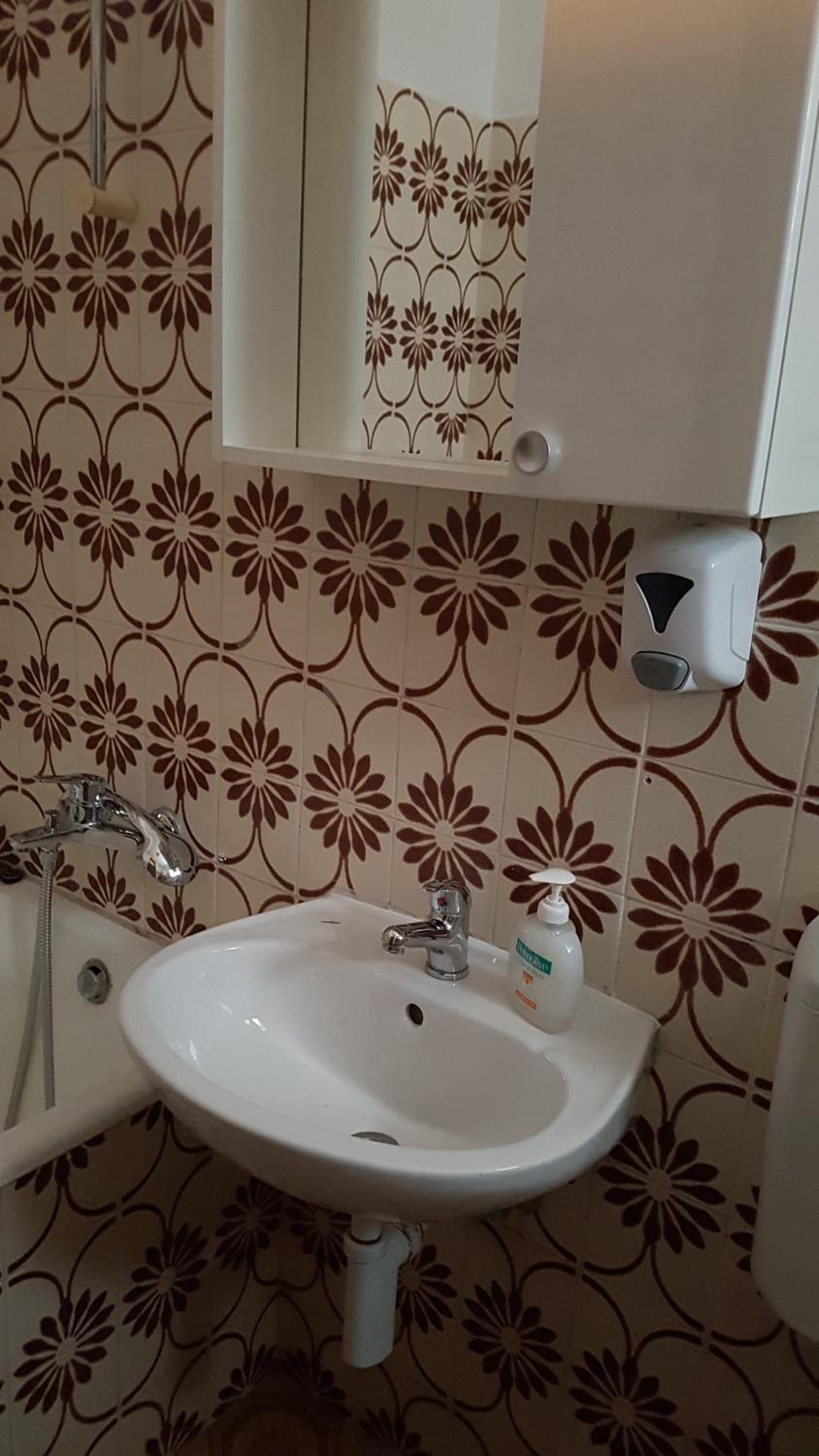 Double or Twin Room with Private Bathroom - Photo 9