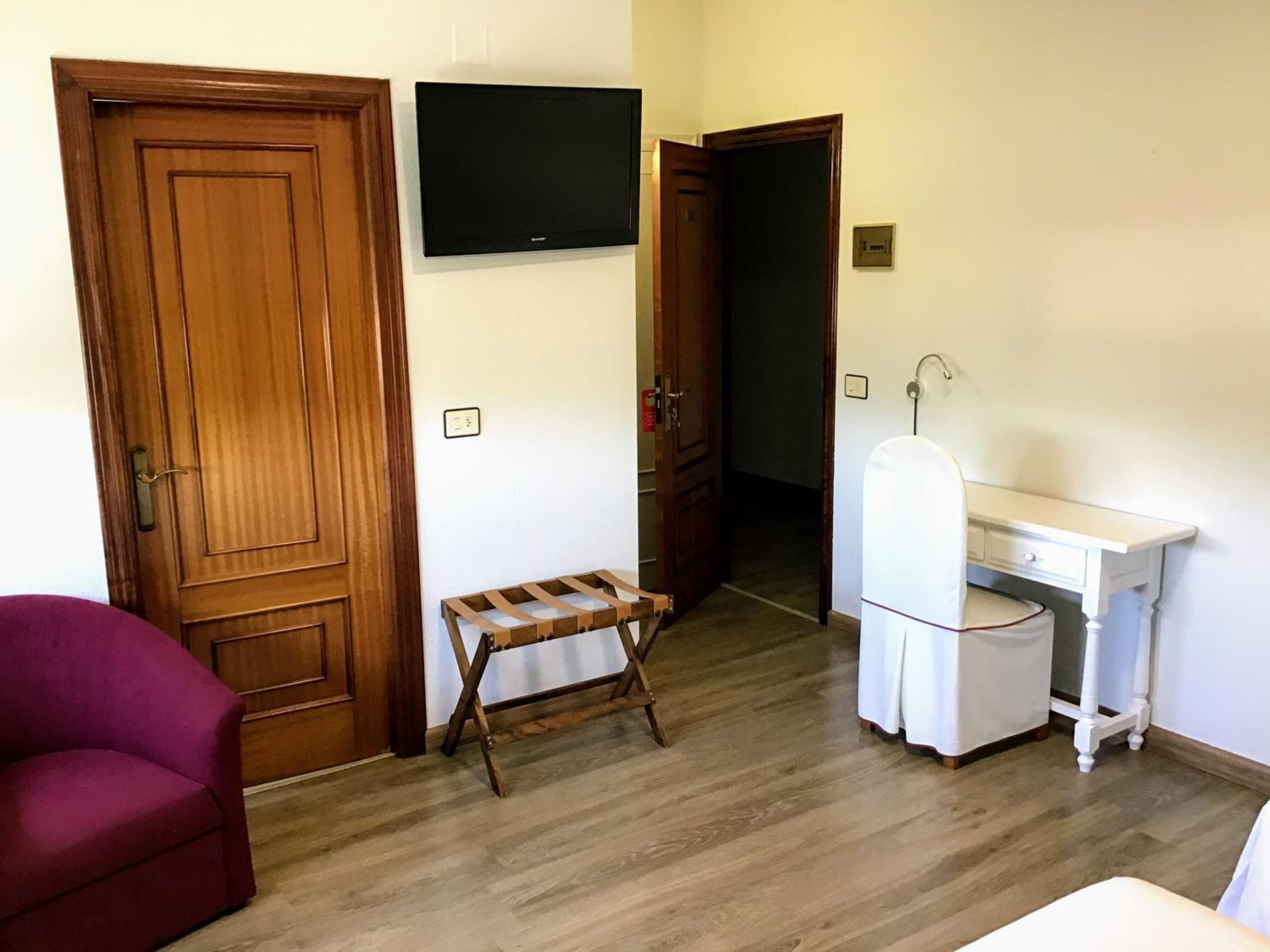 Twin Room - Photo 11