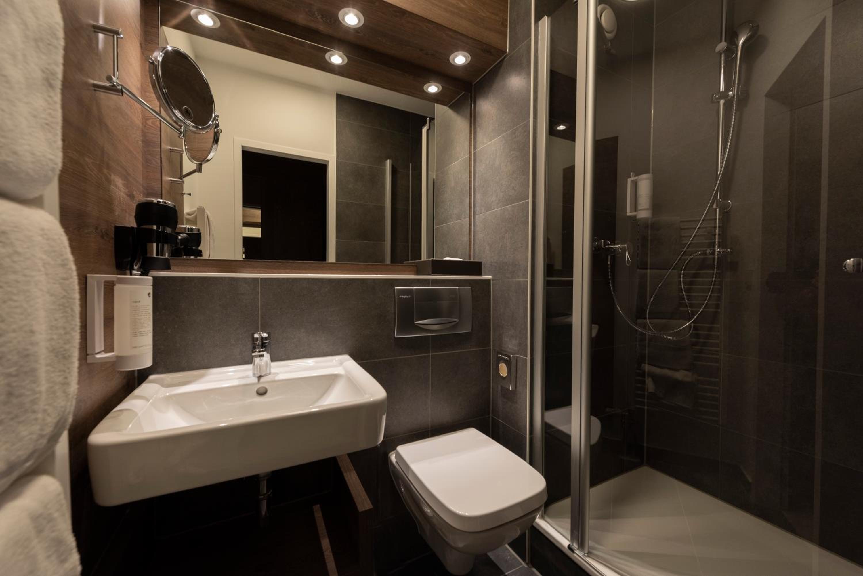 Standard Double Room - Photo 8