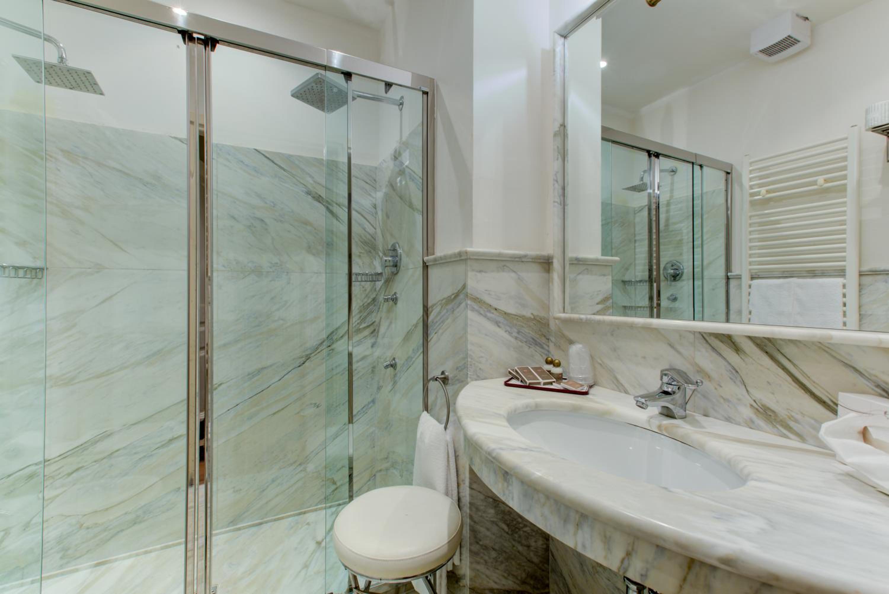 Deluxe Double Room with Spa Access - Photo 17