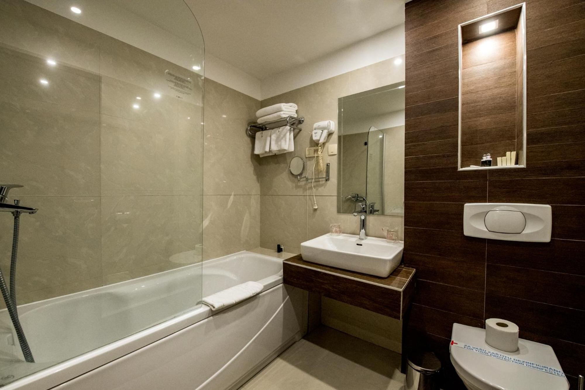 Deluxe One-Bedroom Apartment - Photo 2