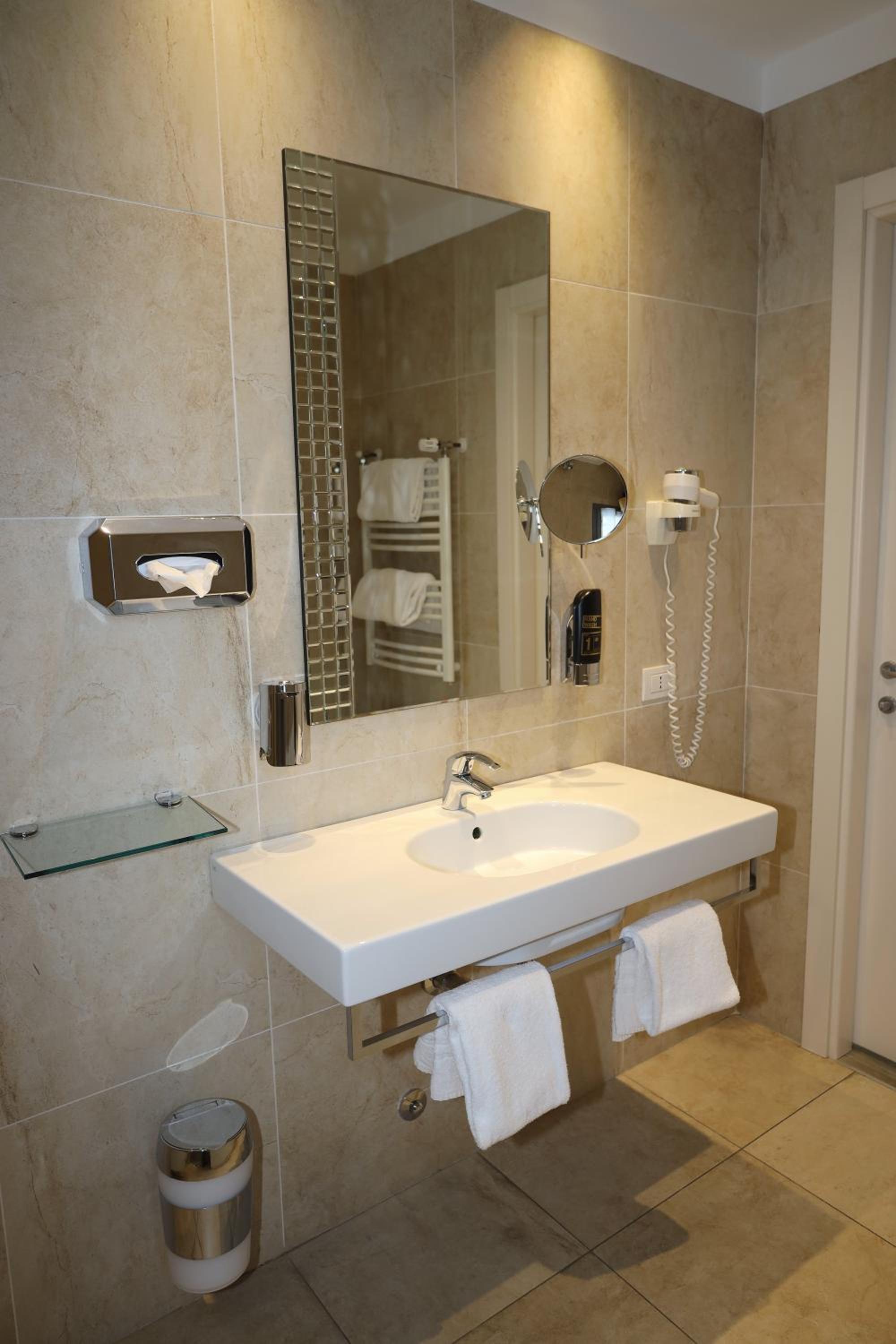 Classic Quadruple Room, photo 6