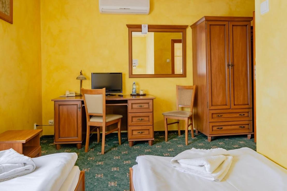 Twin Room - Photo 1