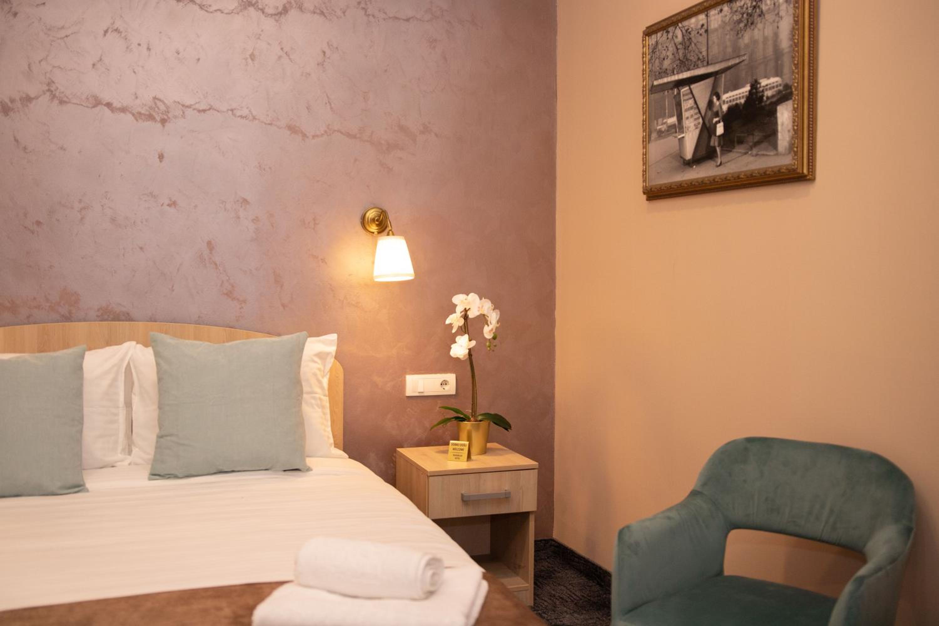 Double Room - Photo 7