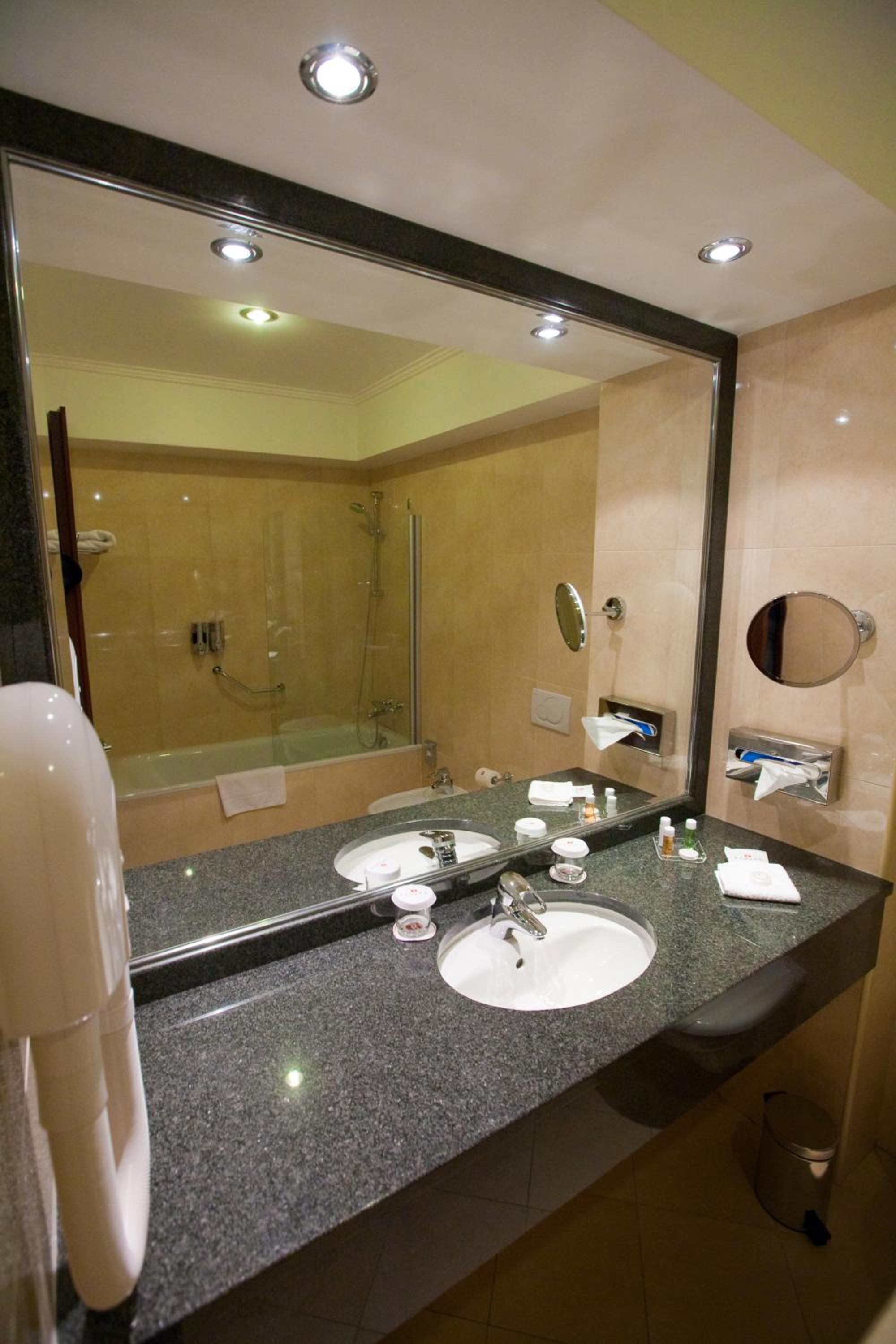 Deluxe Room with Queen Bed - Non-Smoking