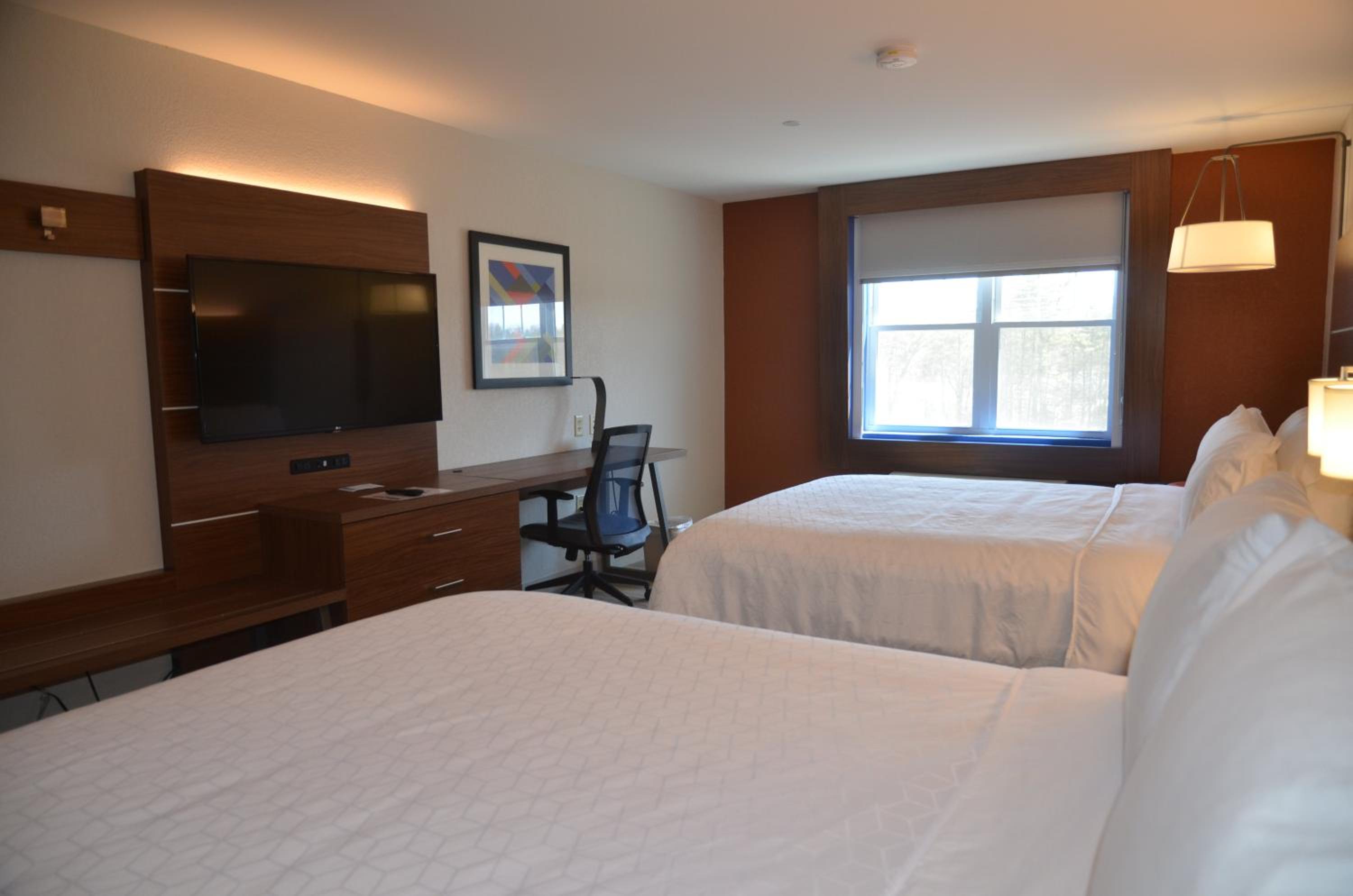Standard Room with Two Queen Beds - Photo 3
