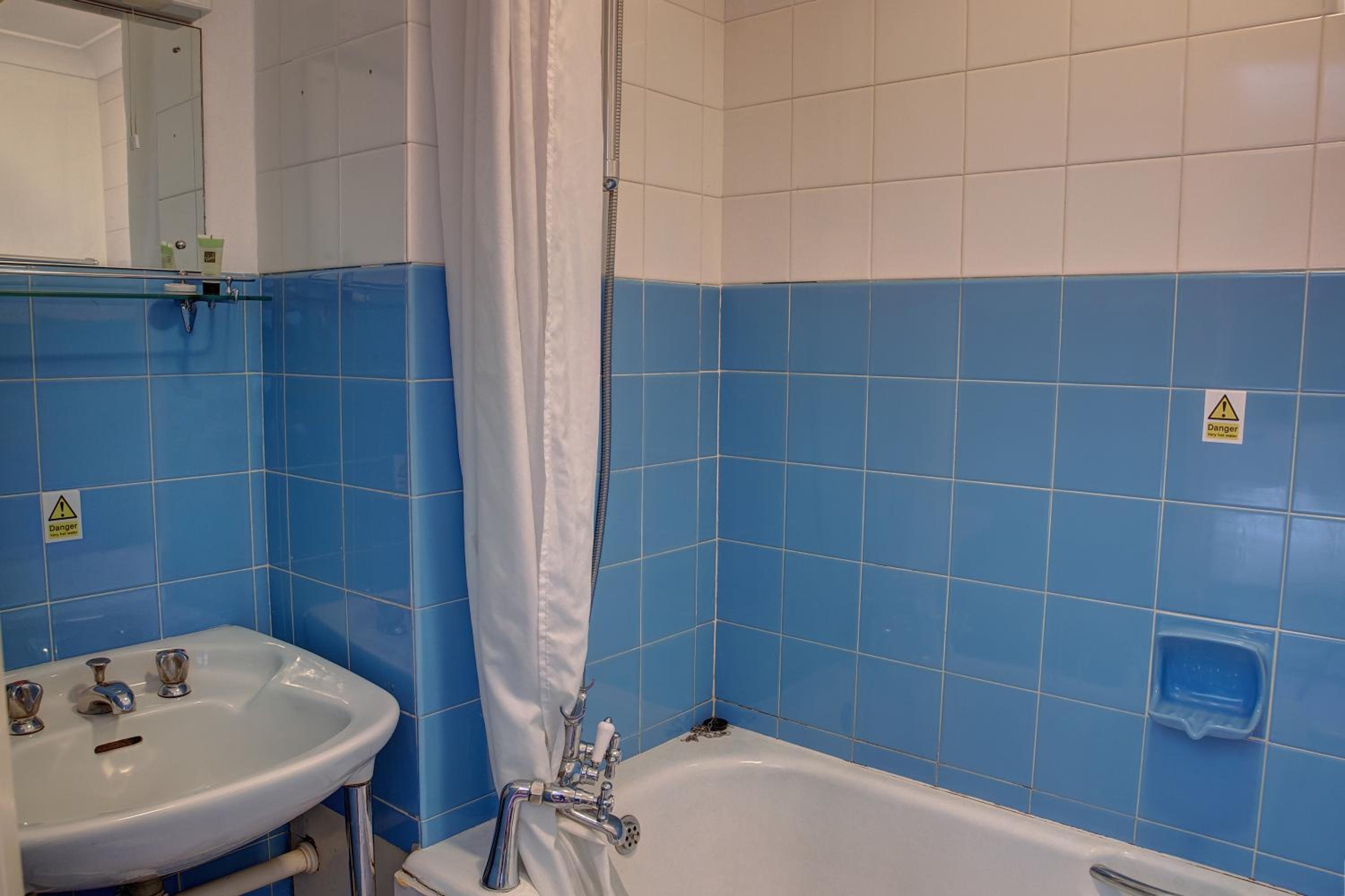 Single Room with Bathroom photo 3