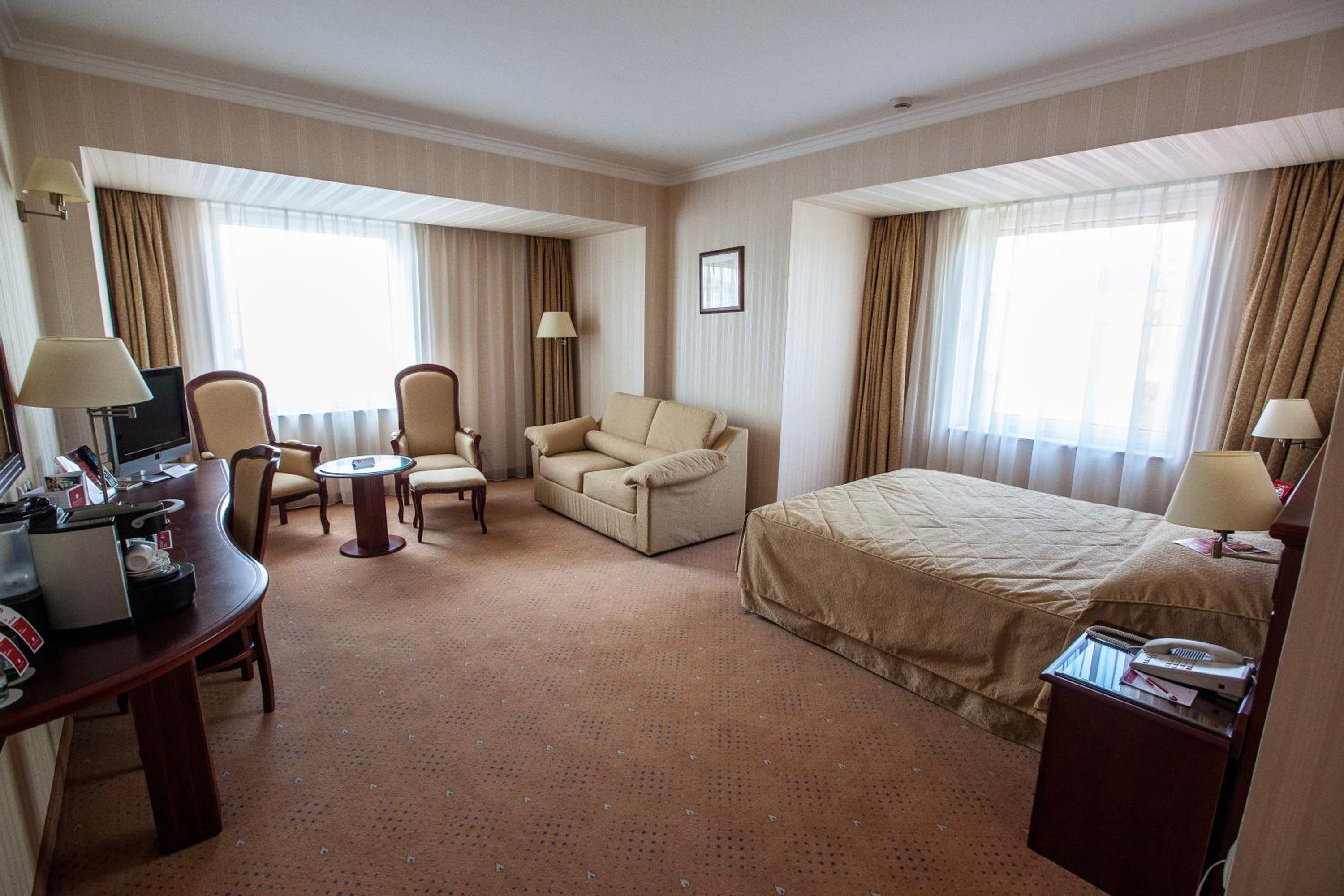 Business Room with One King Bed - Non-Smoking - Photo 7