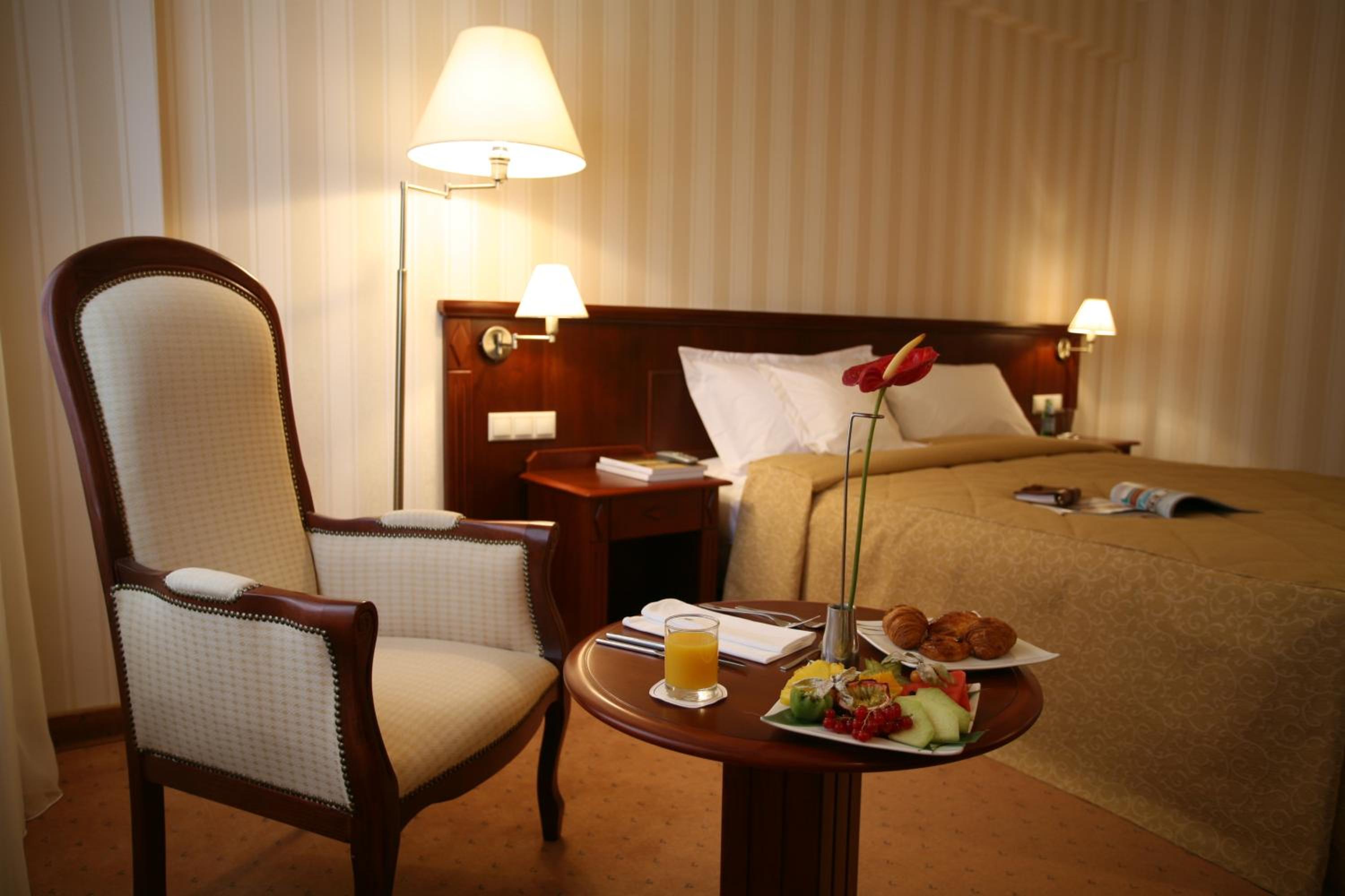 Deluxe Room with Queen Bed - Non-Smoking