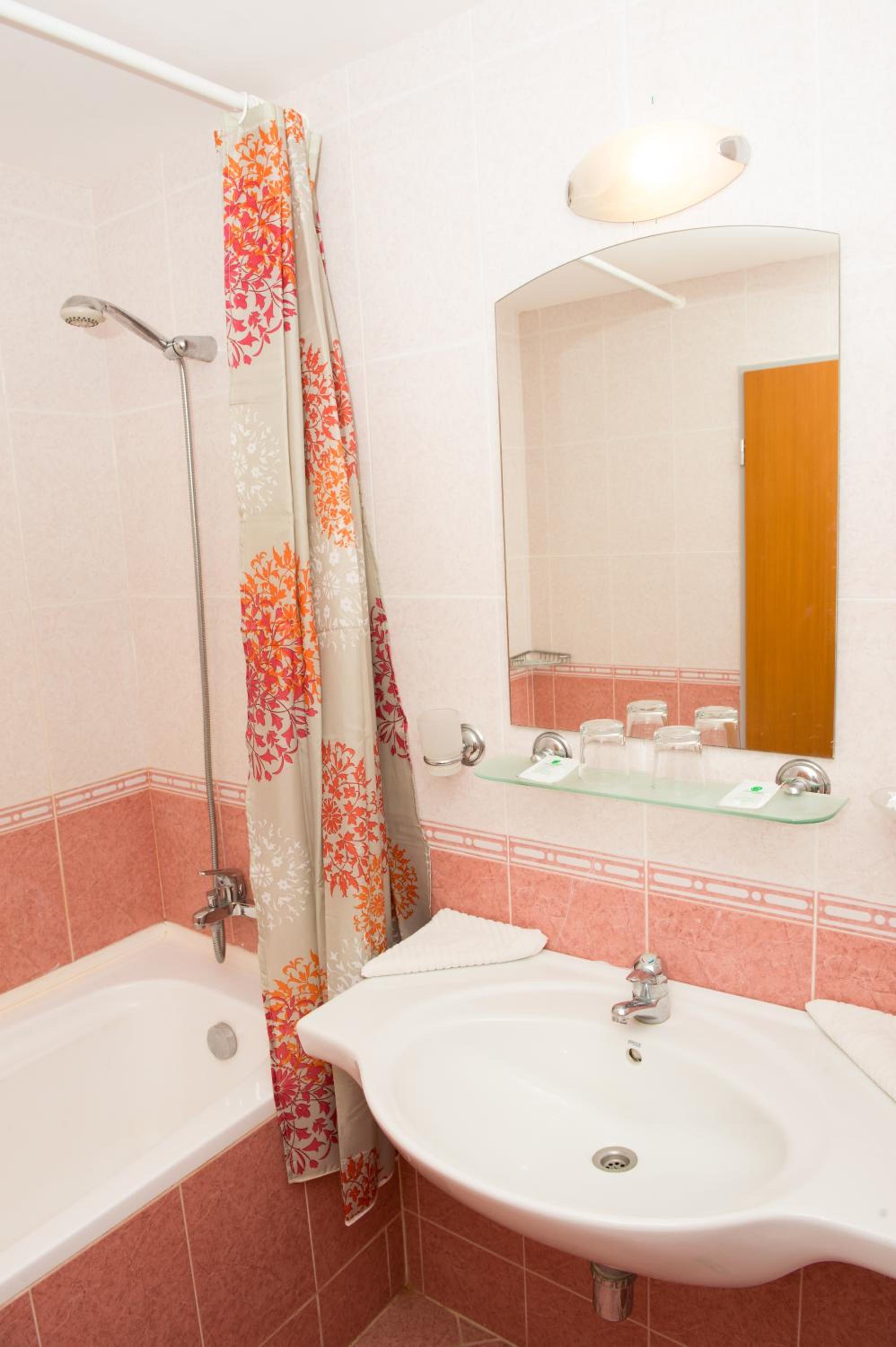Double or Twin Room - Photo 5