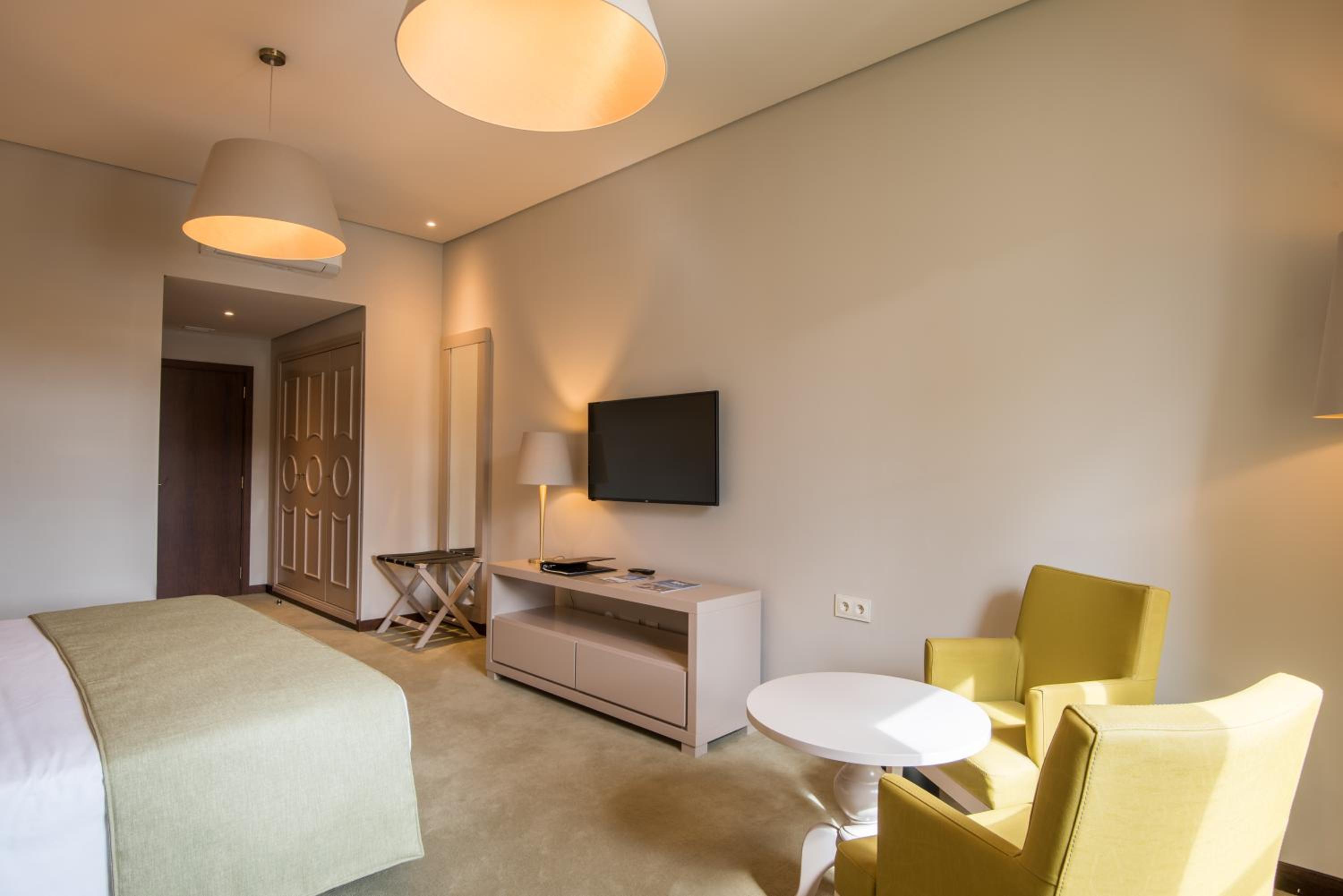 Standard Twin Room with Sofa - Photo 1